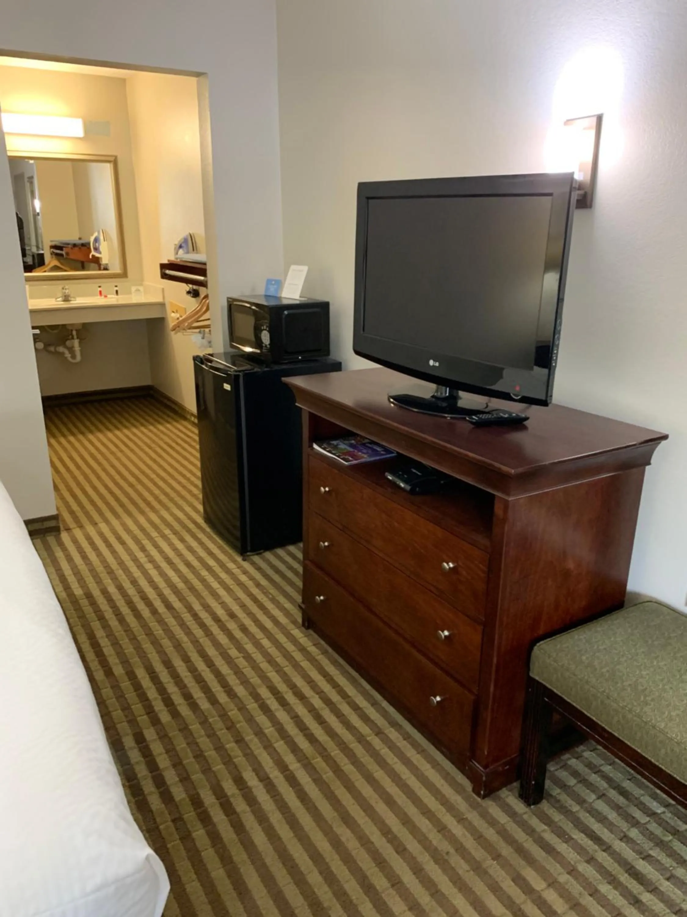 TV and multimedia, Bed in Days Inn by Wyndham Ocean Springs
