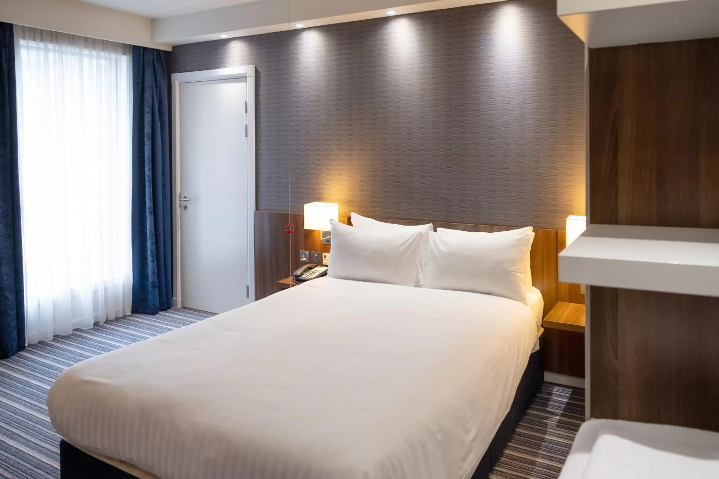 acessibility, Bed in Holiday Inn Express Manchester City Centre Arena, an IHG Hotel