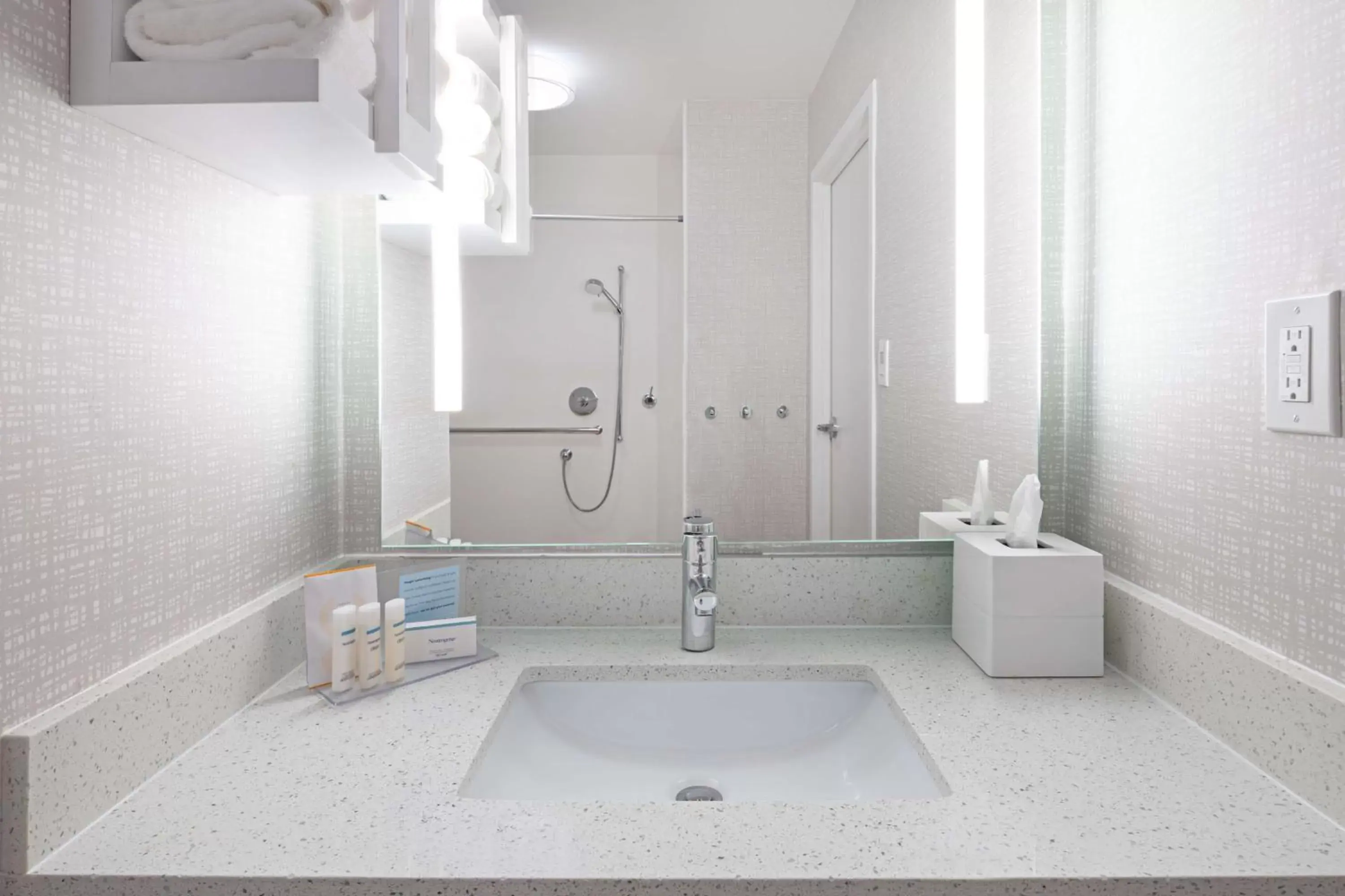 Bathroom in Hampton Inn Richmond/Midlothian Turnpike Bathroom in Hampton Inn Richmond/Midlothian Turnpike
