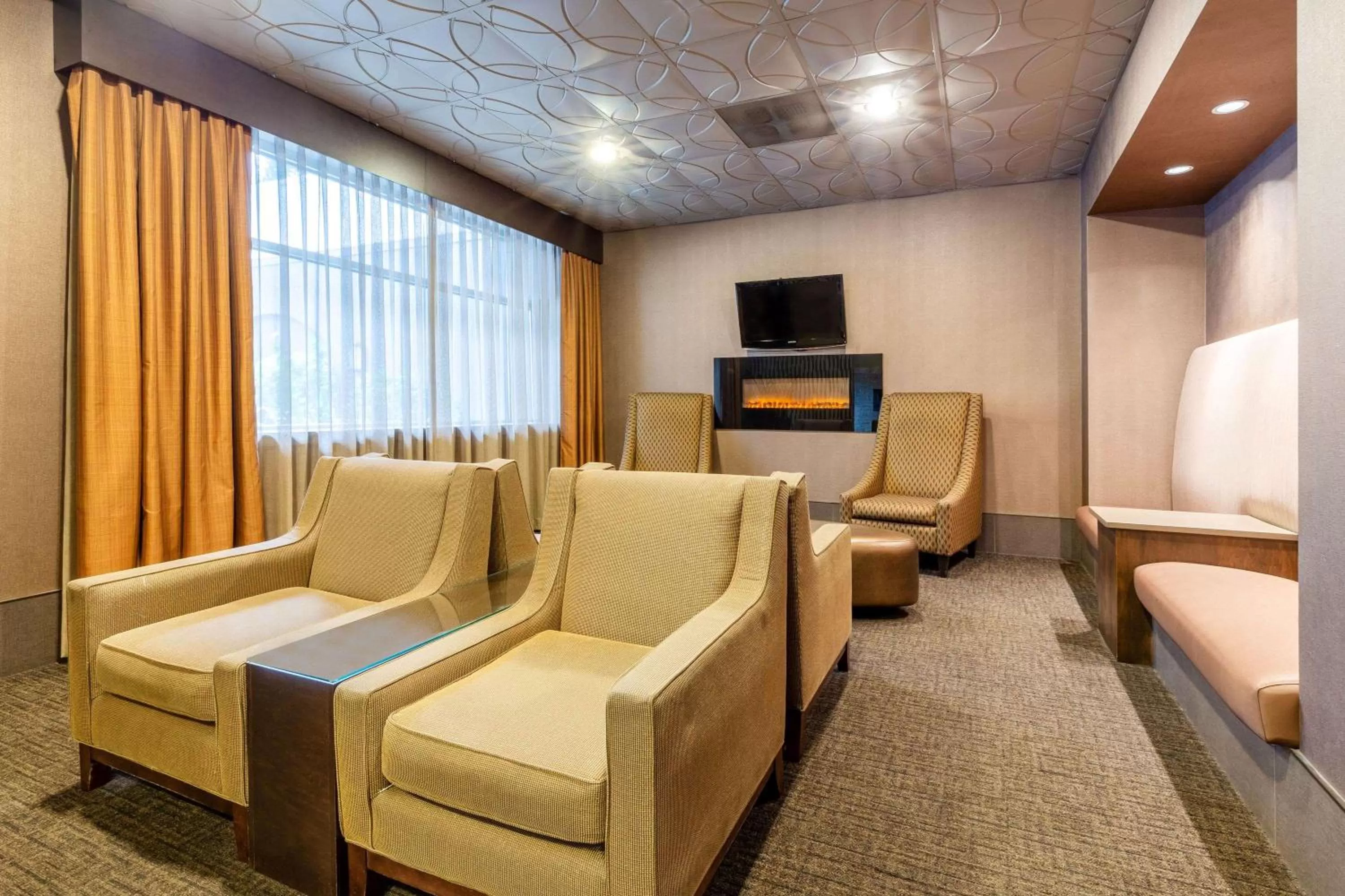 Lounge or bar in La Quinta by Wyndham Seattle Downtown