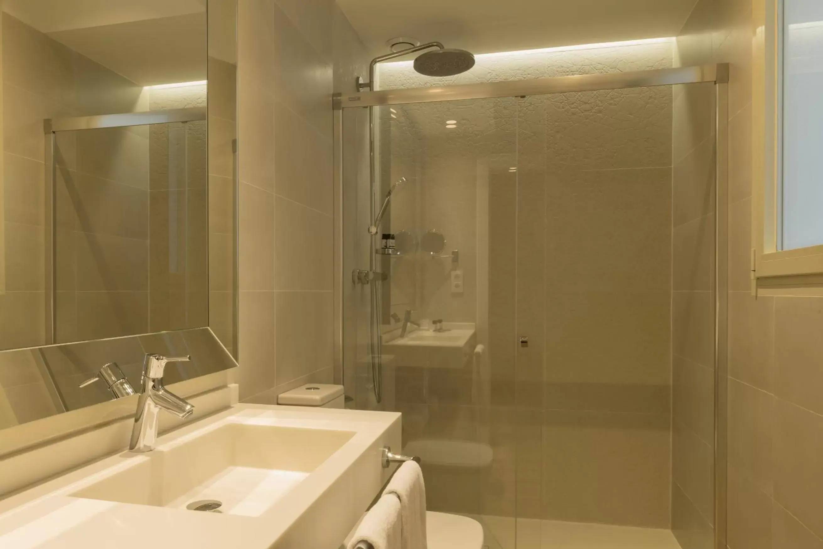 Shower, Bathroom in ICON Bcn