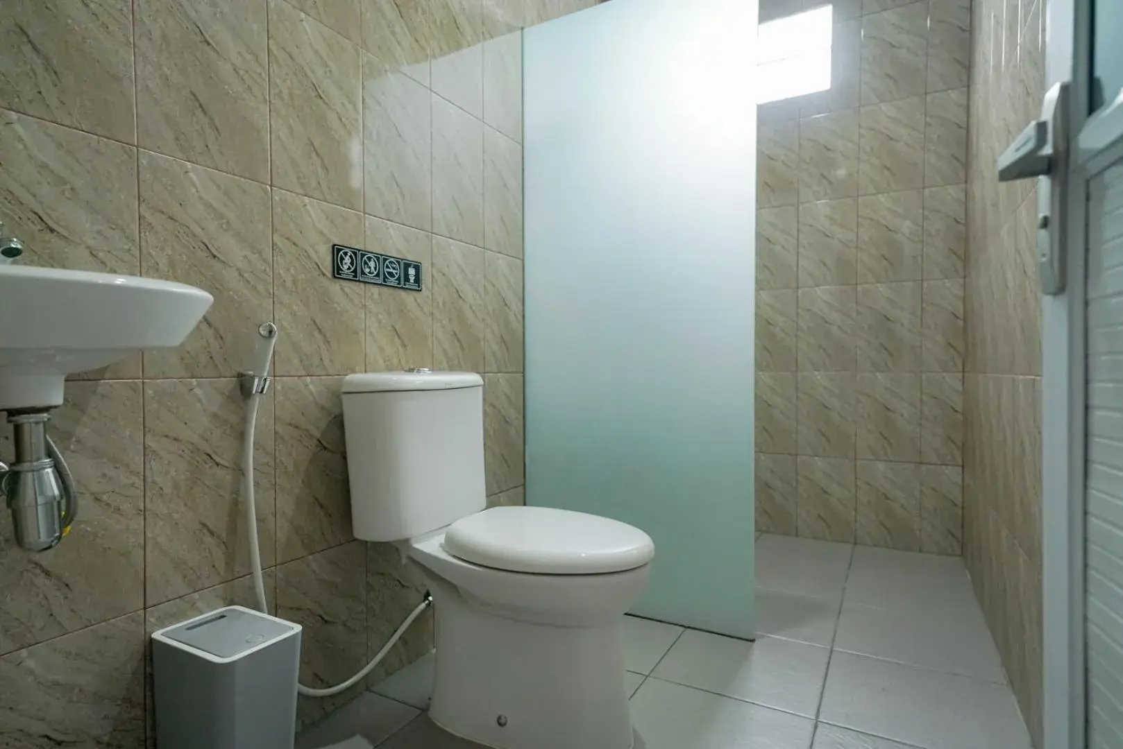 Bathroom in RedDoorz near Exit Toll Sirkuit Sentul