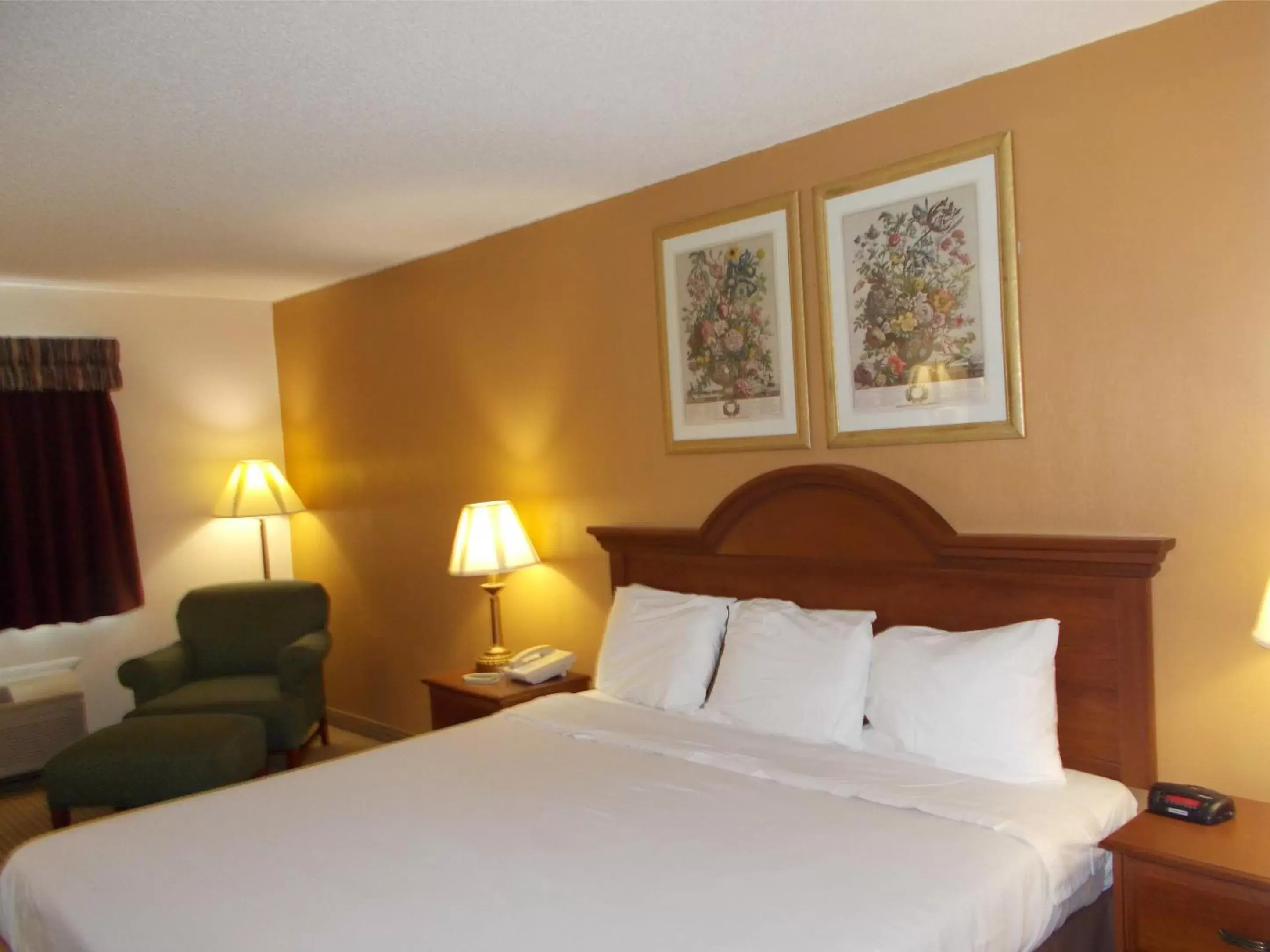 Bedroom, Bed in Royalton Inn and Suites, Wilmington,Ohio