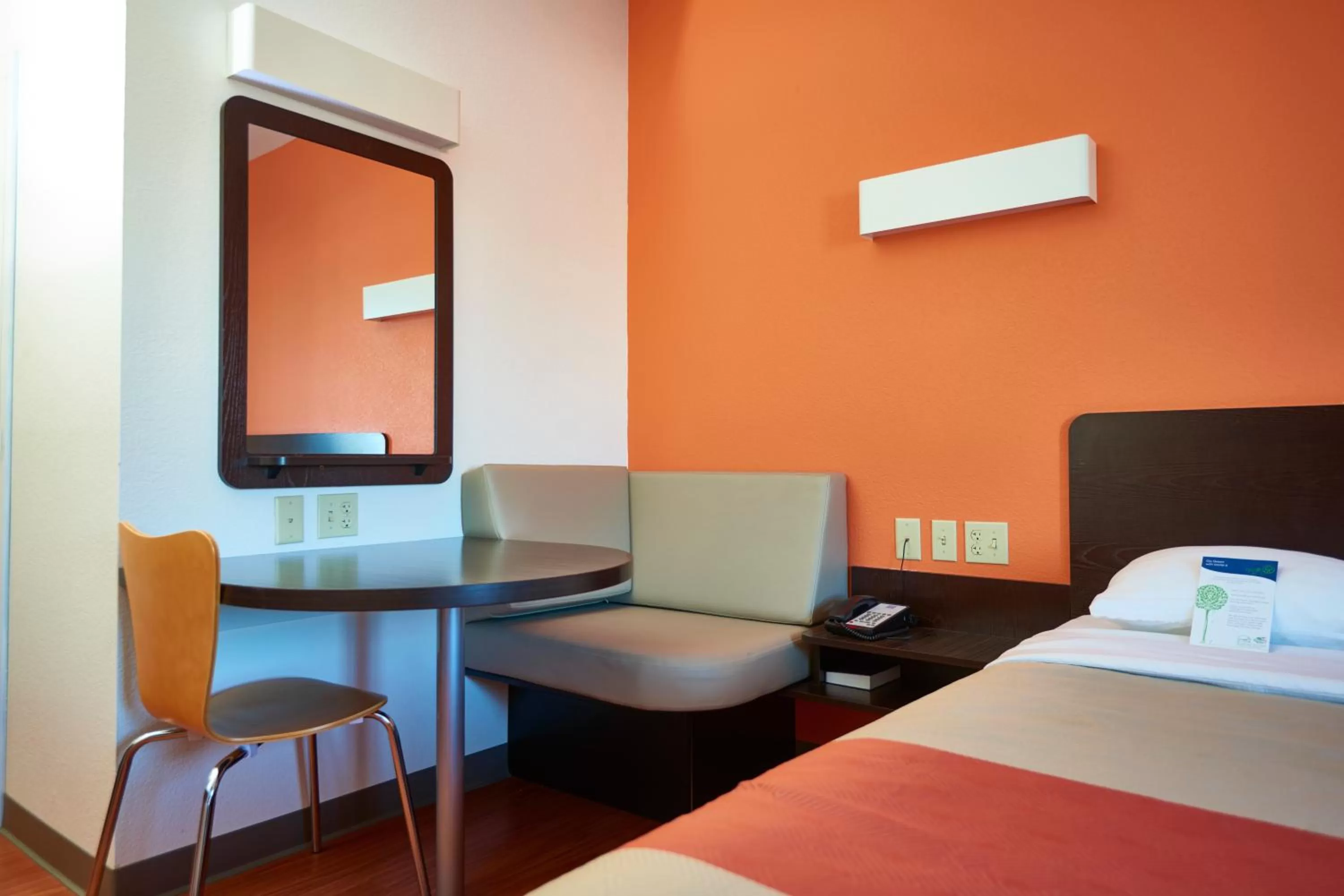 Bedroom, Bed in Motel 6 Wilkes Barre Arena