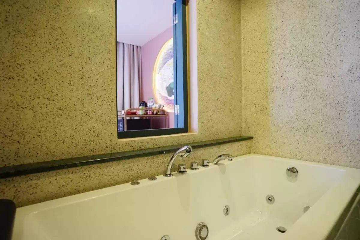 Bathroom in 4 Monkeys Hotel - SHA Extra Plus
