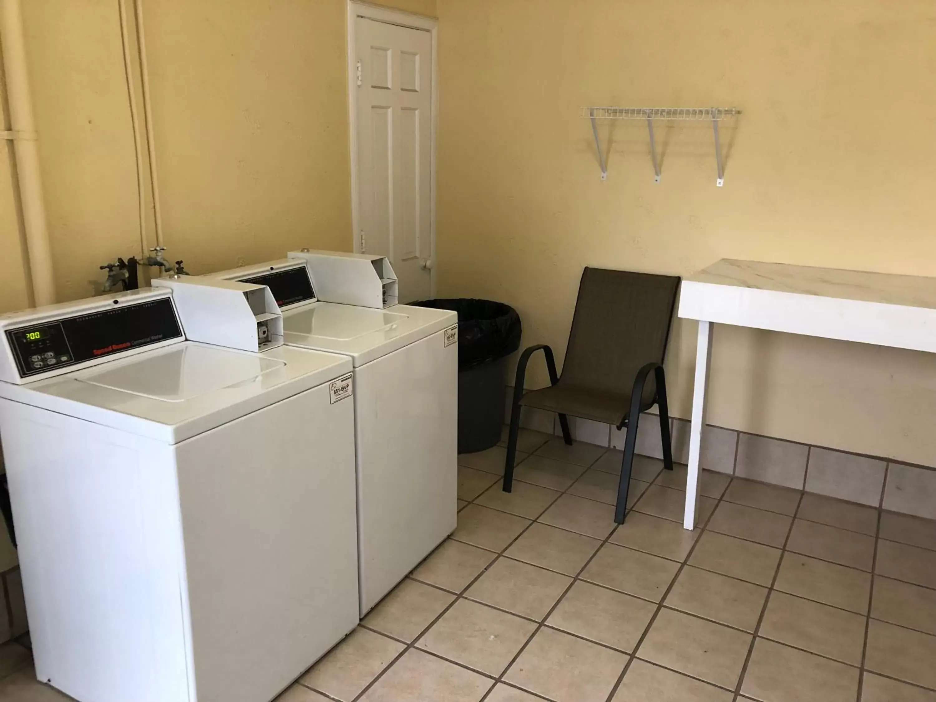 Kitchen/Kitchenette in Days Inn by Wyndham Natchez