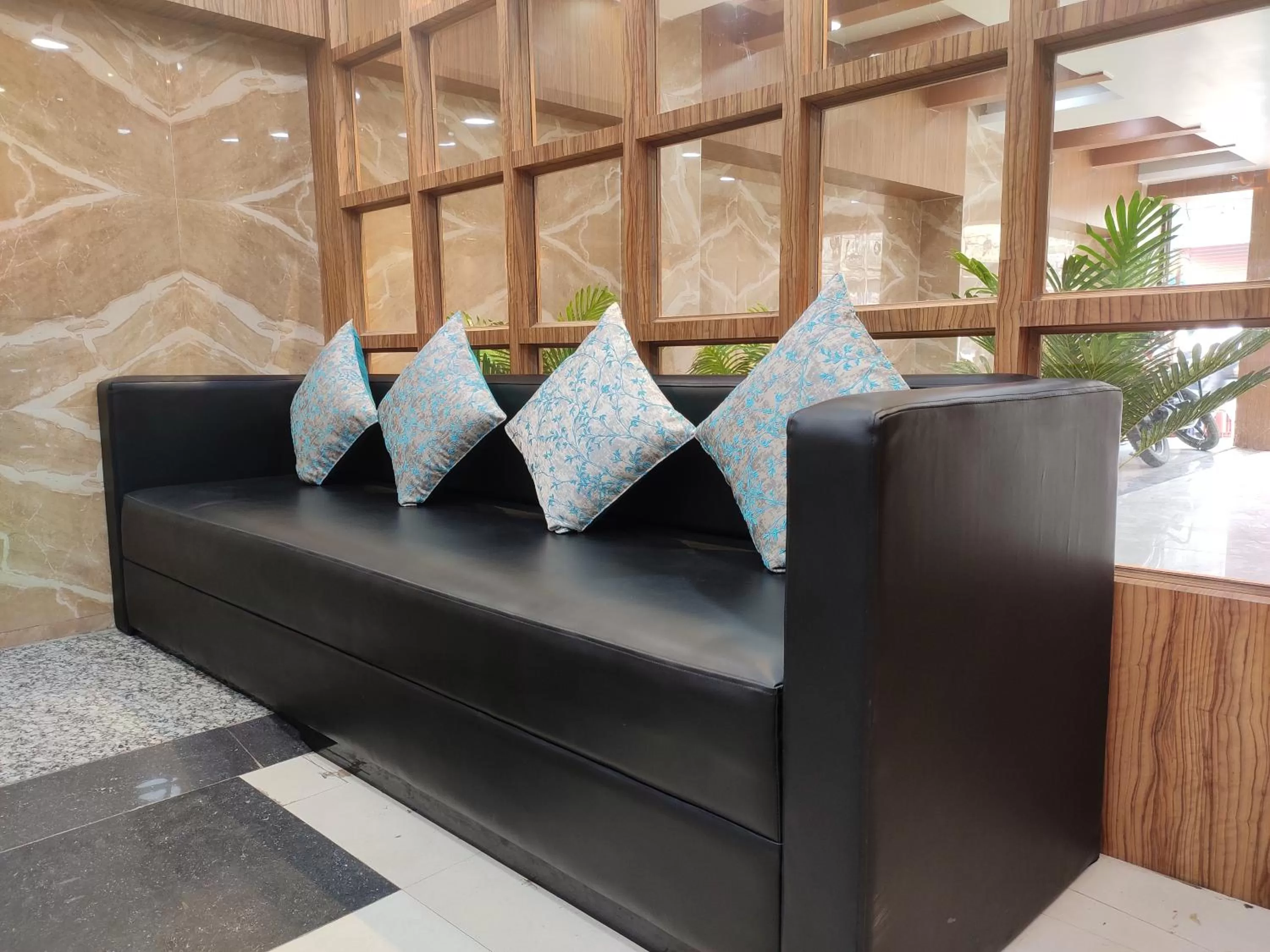 HOTEL CENTRAL SQUARE "A Couple Friendly Hotel"