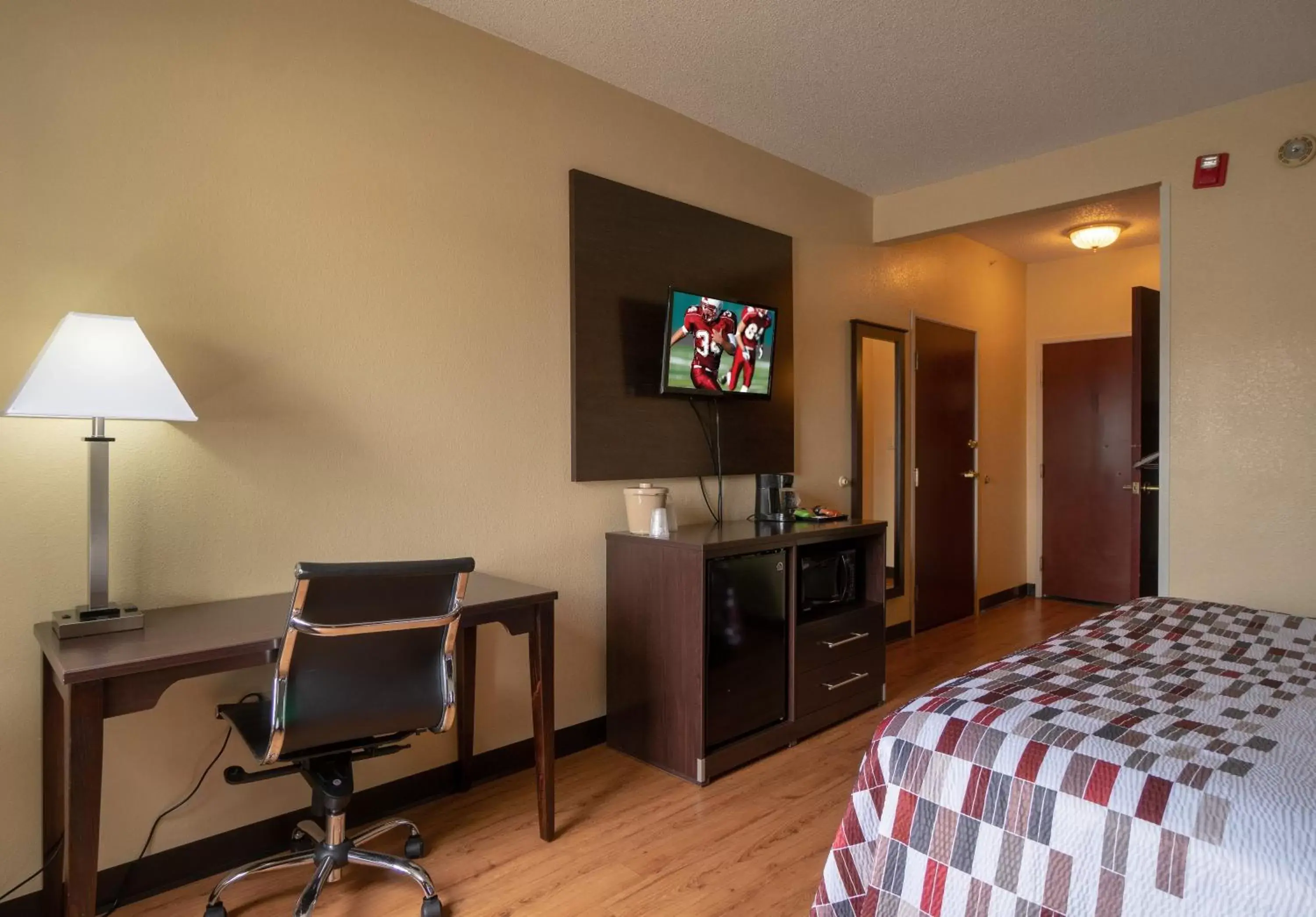 Photo of the whole room, TV/Entertainment Center in Red Roof Inn & Suites Indianapolis Airport