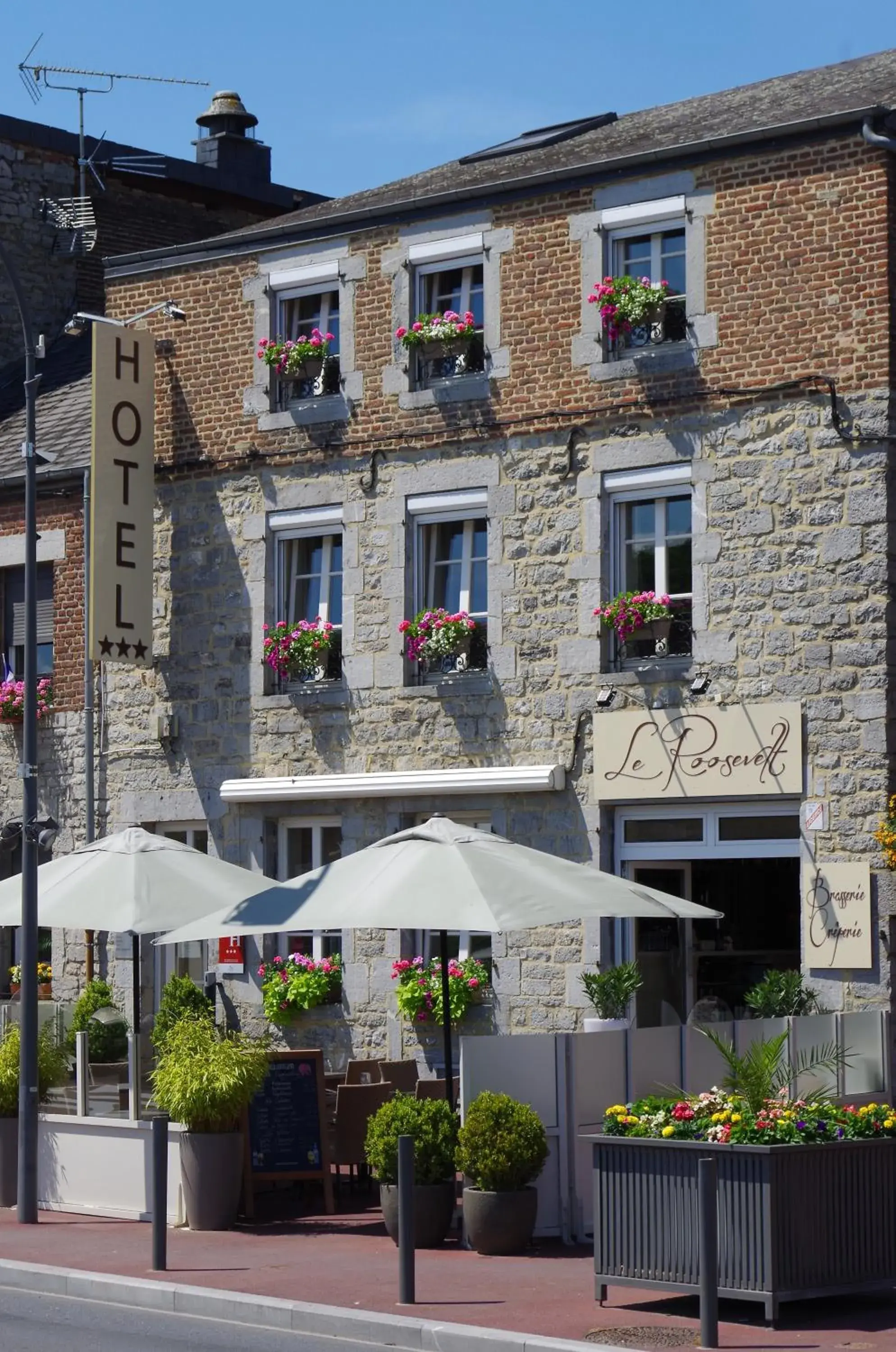 Facade/entrance, Property Building in Hôtel Le Roosevelt