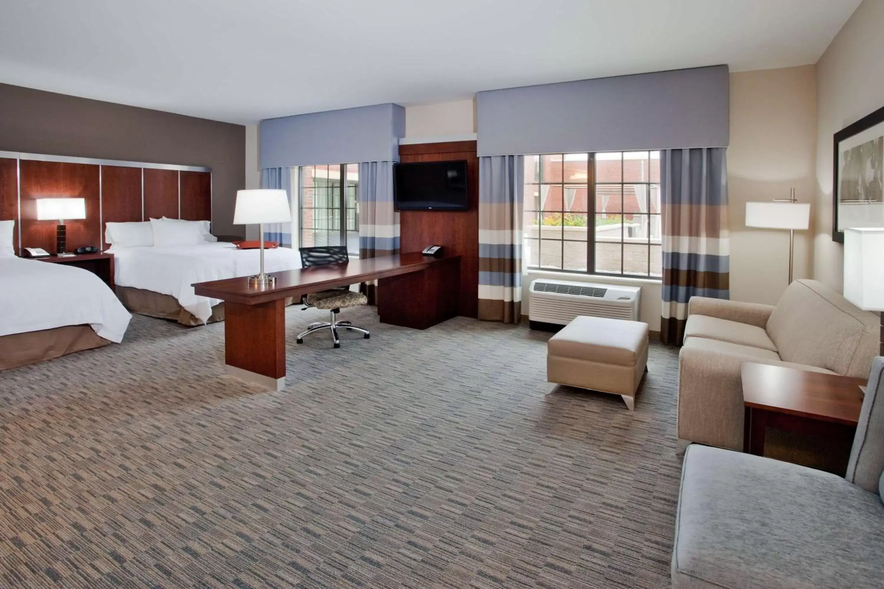 Bed, Seating Area in Hampton Inn & Suites Chapel Hill/Carrboro