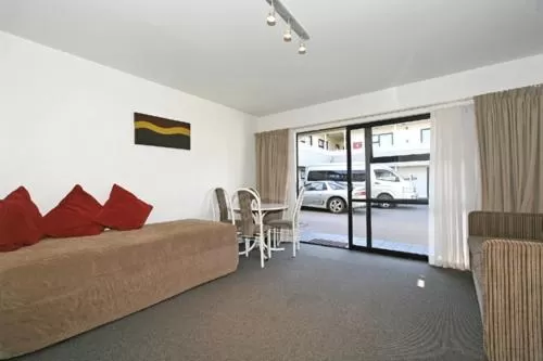 Day, Bed in Marksman Motor Inn