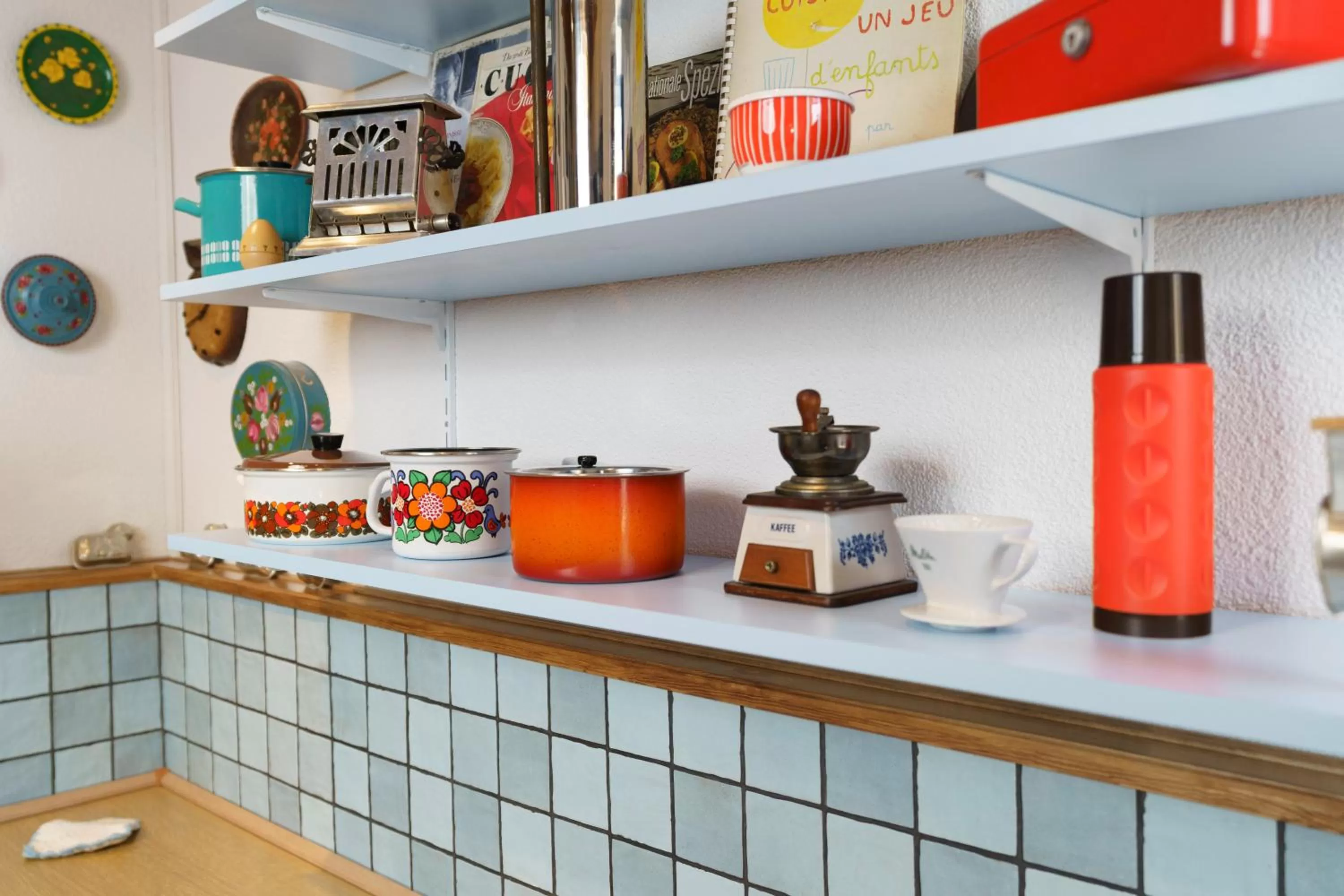 Communal kitchen in Tante ALMA's Bonner Hotel