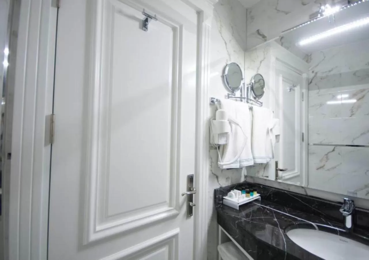 Bathroom in Antusa Palace Hotel & Spa