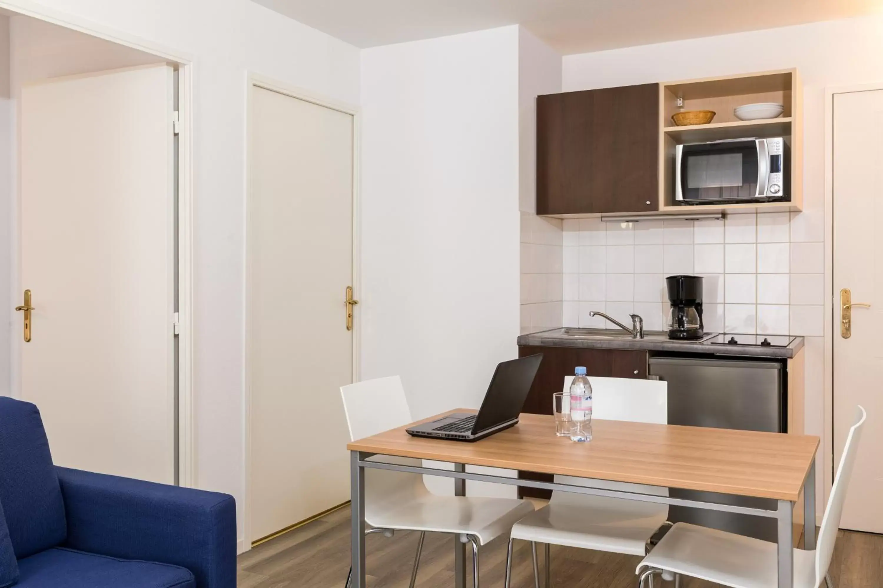 Living room, Kitchen/Kitchenette in Aparthotel Adagio Access Paris Clamart