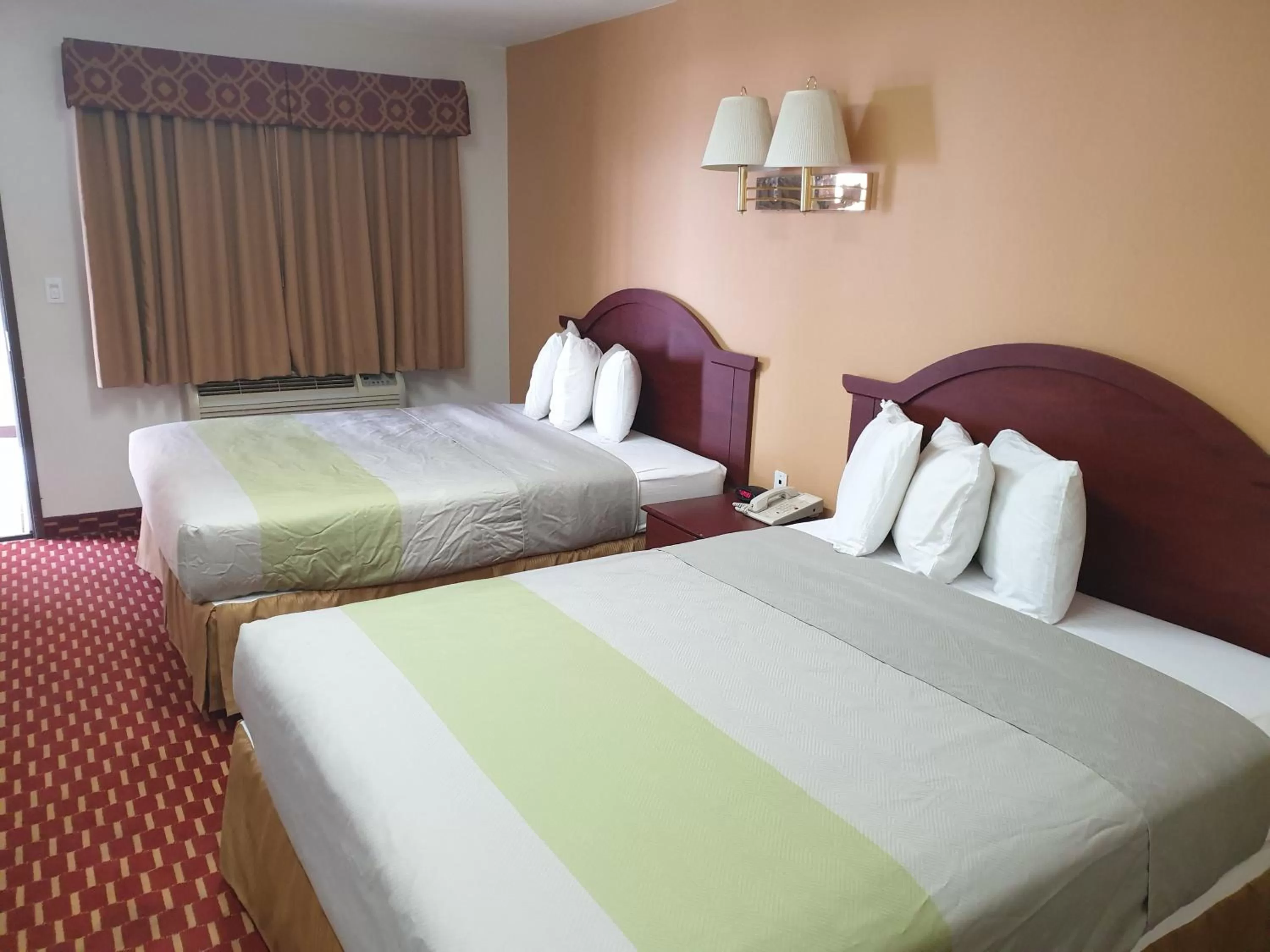 Bed in Split Mountain Motel