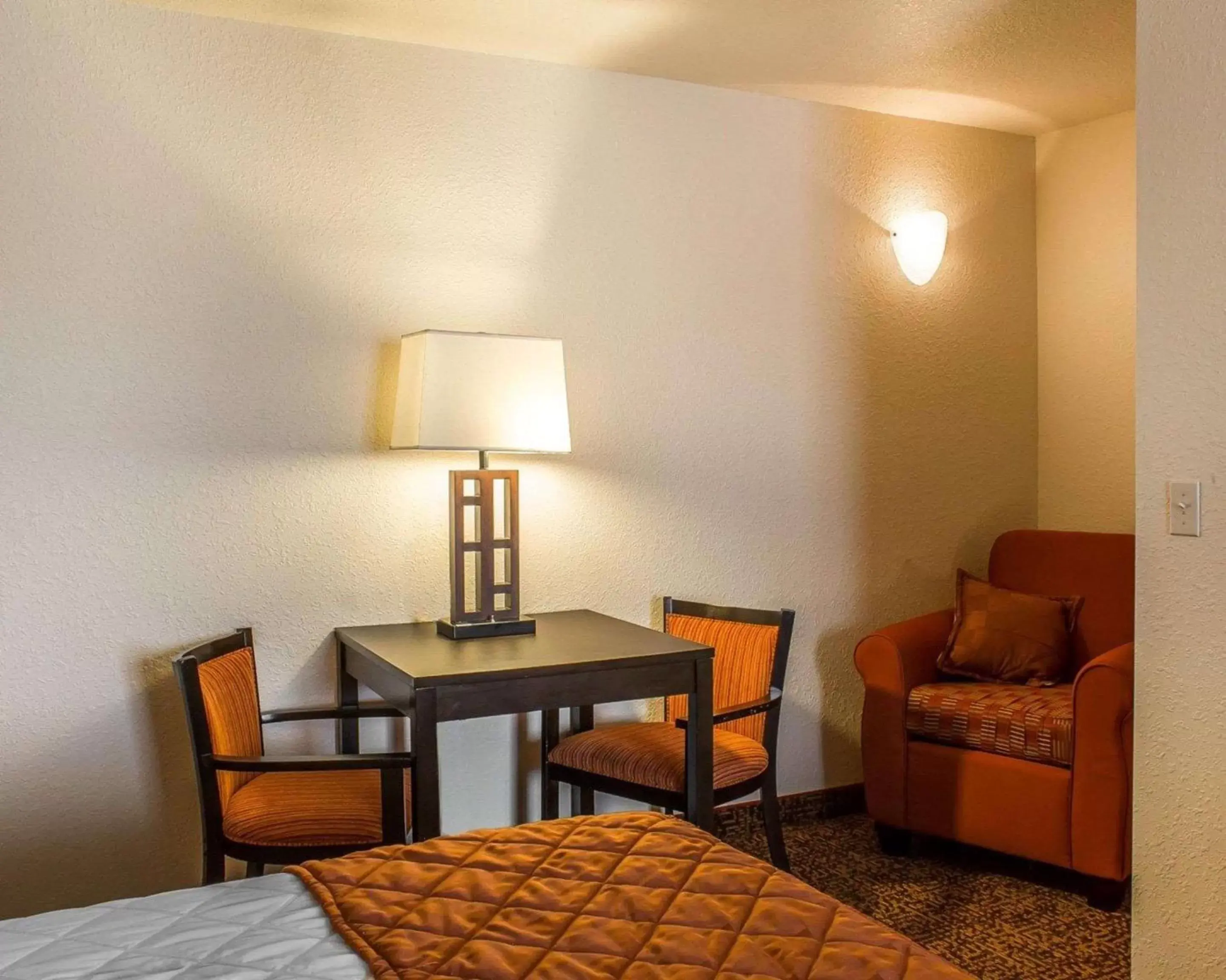 Photo of the whole room, Seating Area in Rodeway Inn & Suites - Okoboji