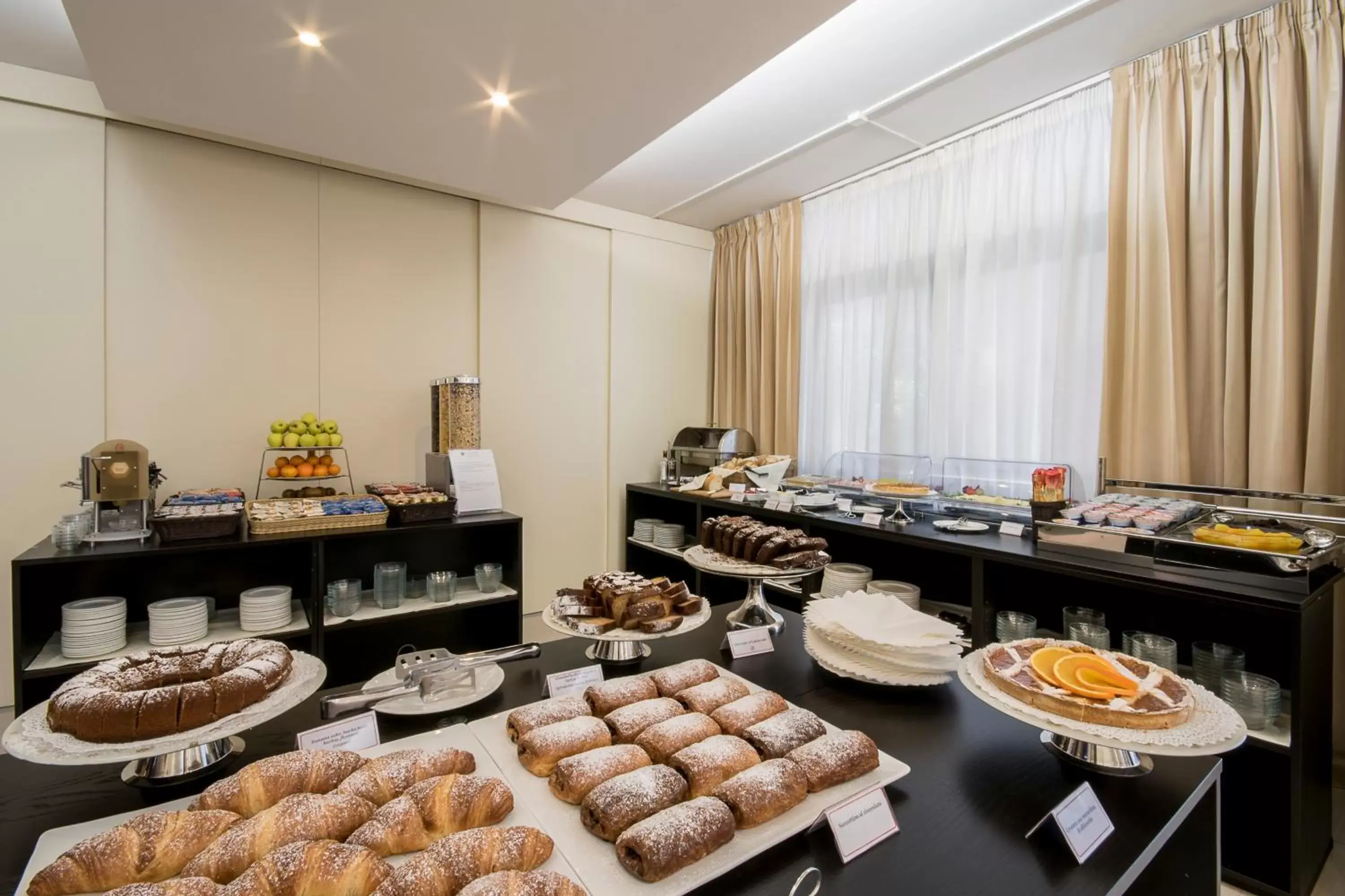 Buffet breakfast, Food in Hotel Executive