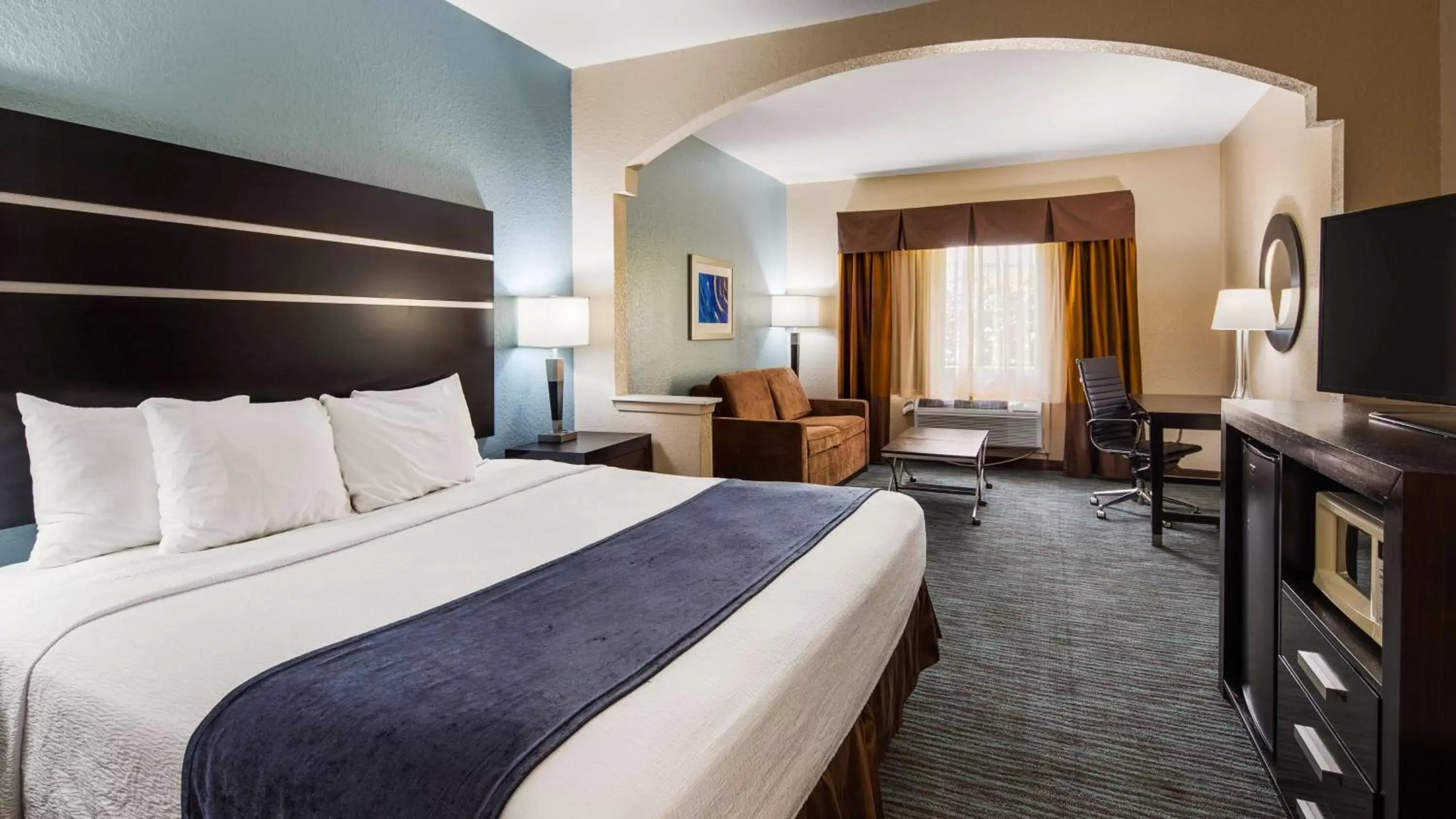Photo of the whole room, Bed in Best Western Plus Northwest Inn and Suites Houston