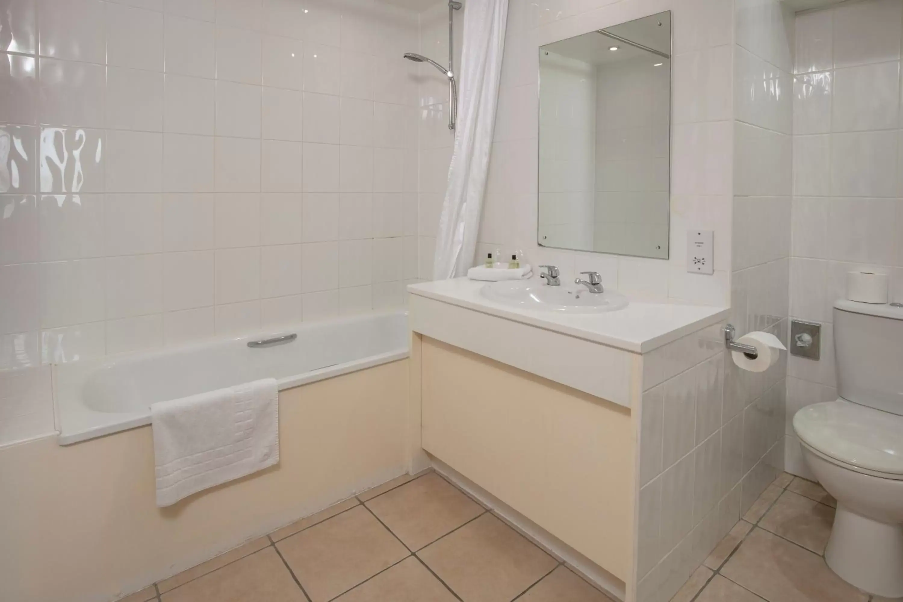 Bathroom in Best Western Heath Court Hotel