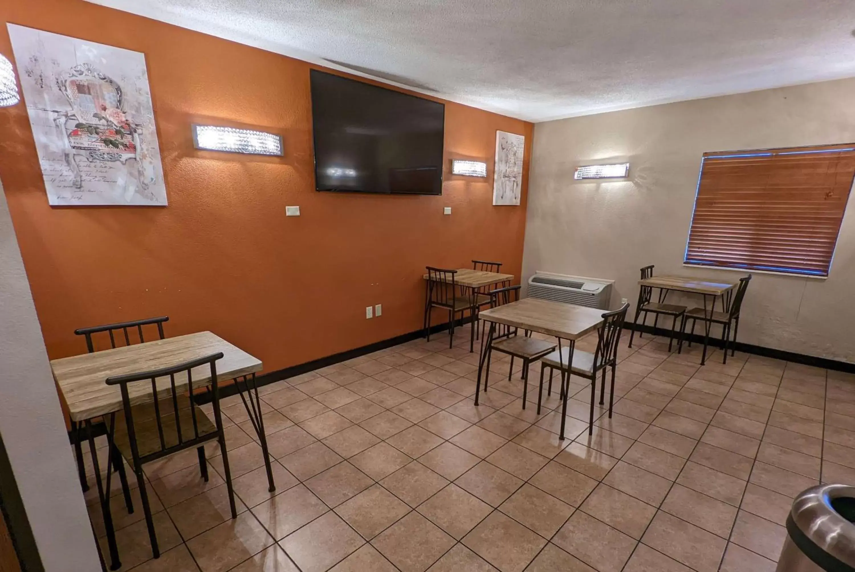 Property building in Super 8 by Wyndham Wichita North Property building in Super 8 by Wyndham Wichita North