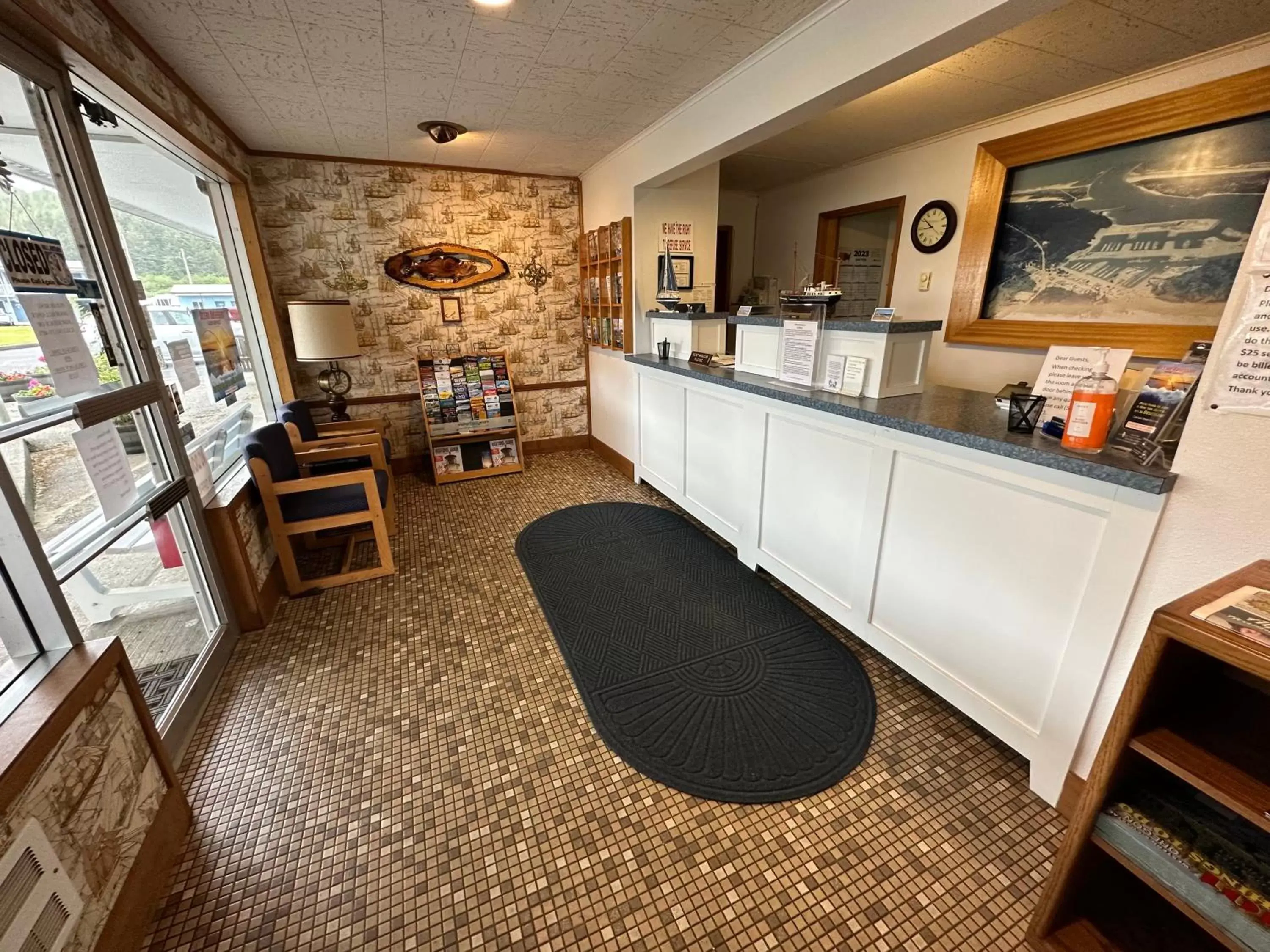 Kitchen/Kitchenette in Winchester Bay Inn