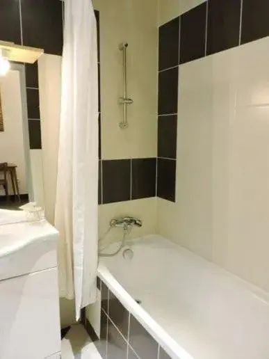 Bathroom in Hôtel de l'Aveyron