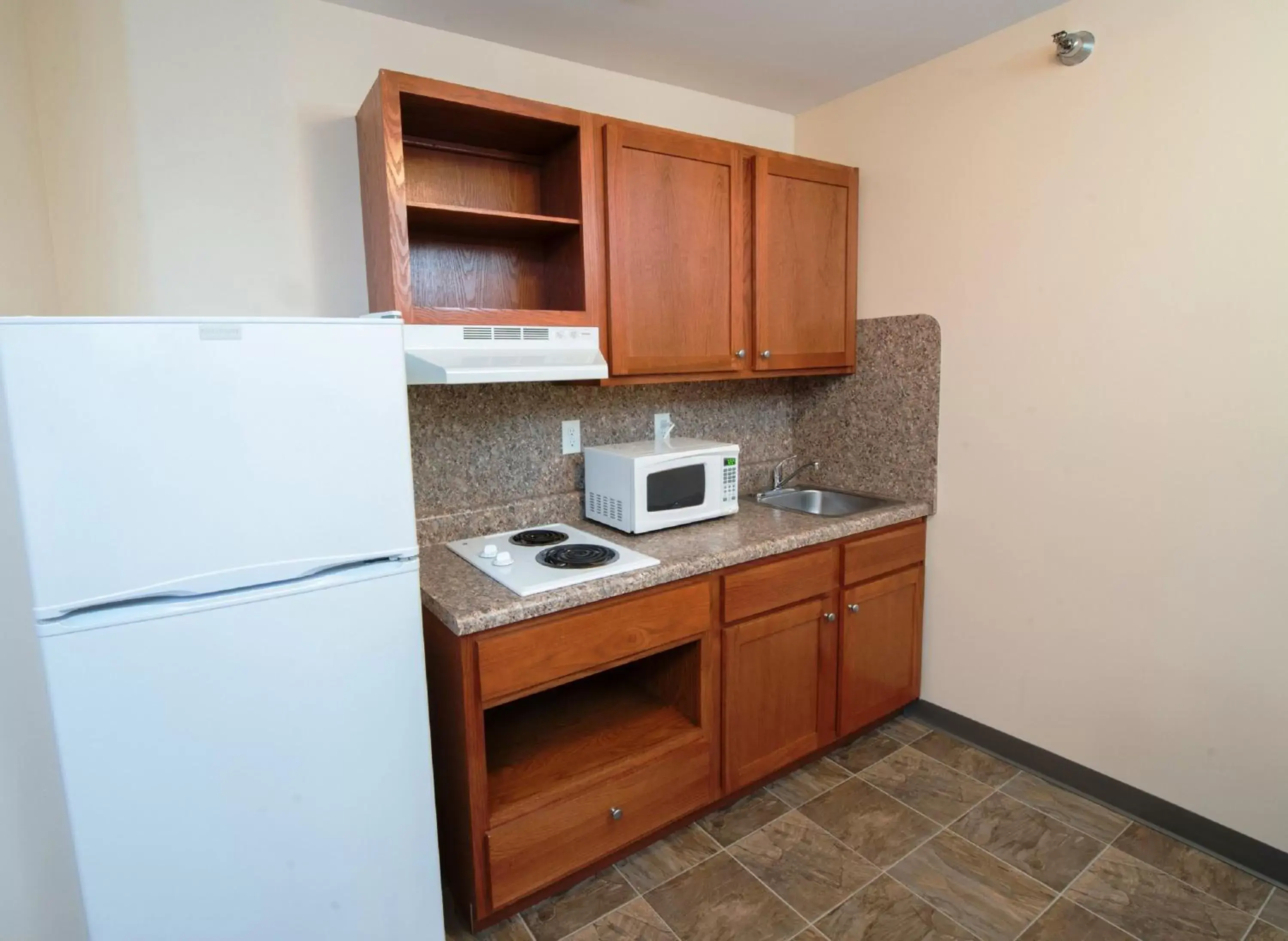 Photo of the whole room, Kitchen/Kitchenette in Red Roof Inn & Suites Dickinson