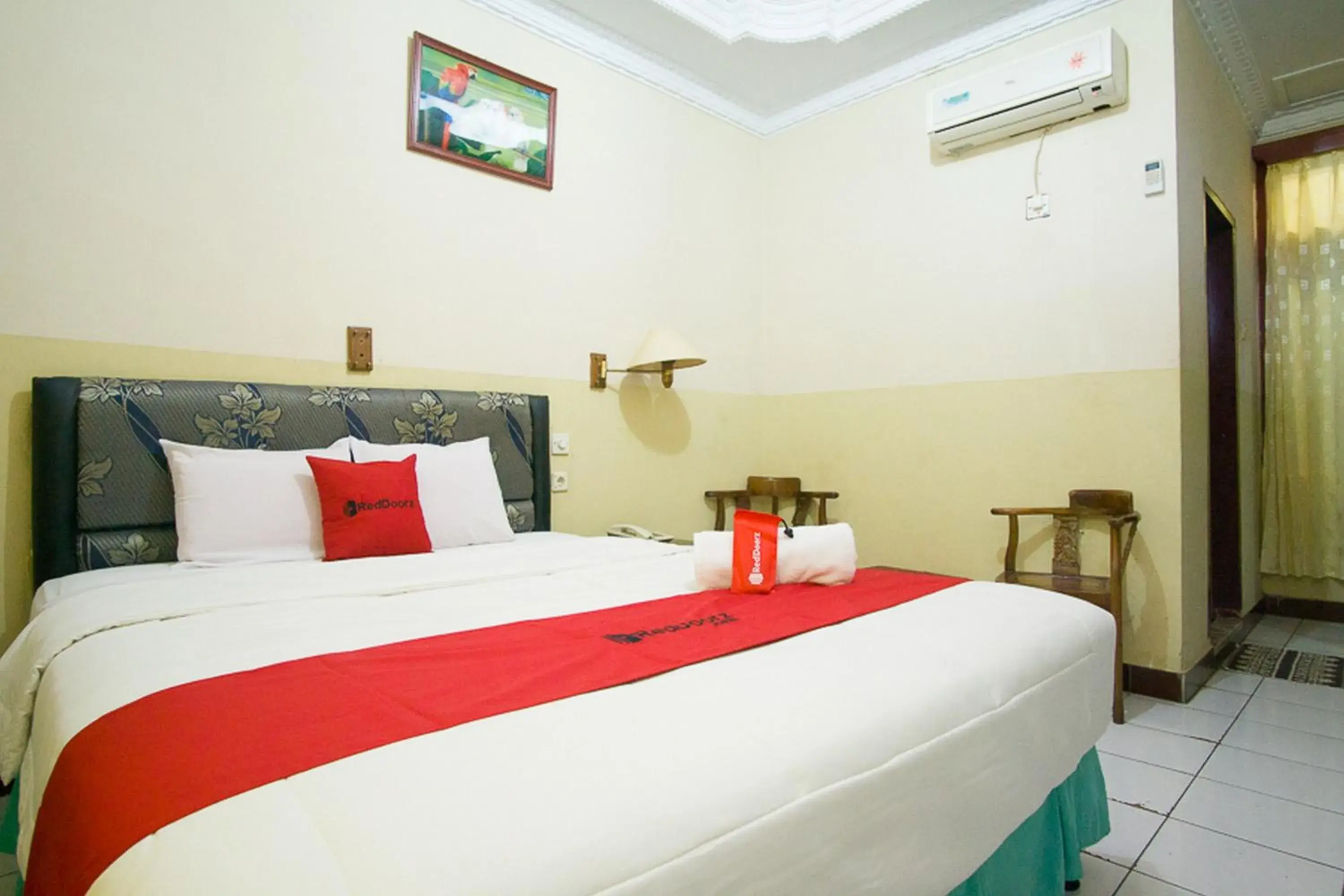 Bed in RedDoorz plus near Pelabuhan Bitung
