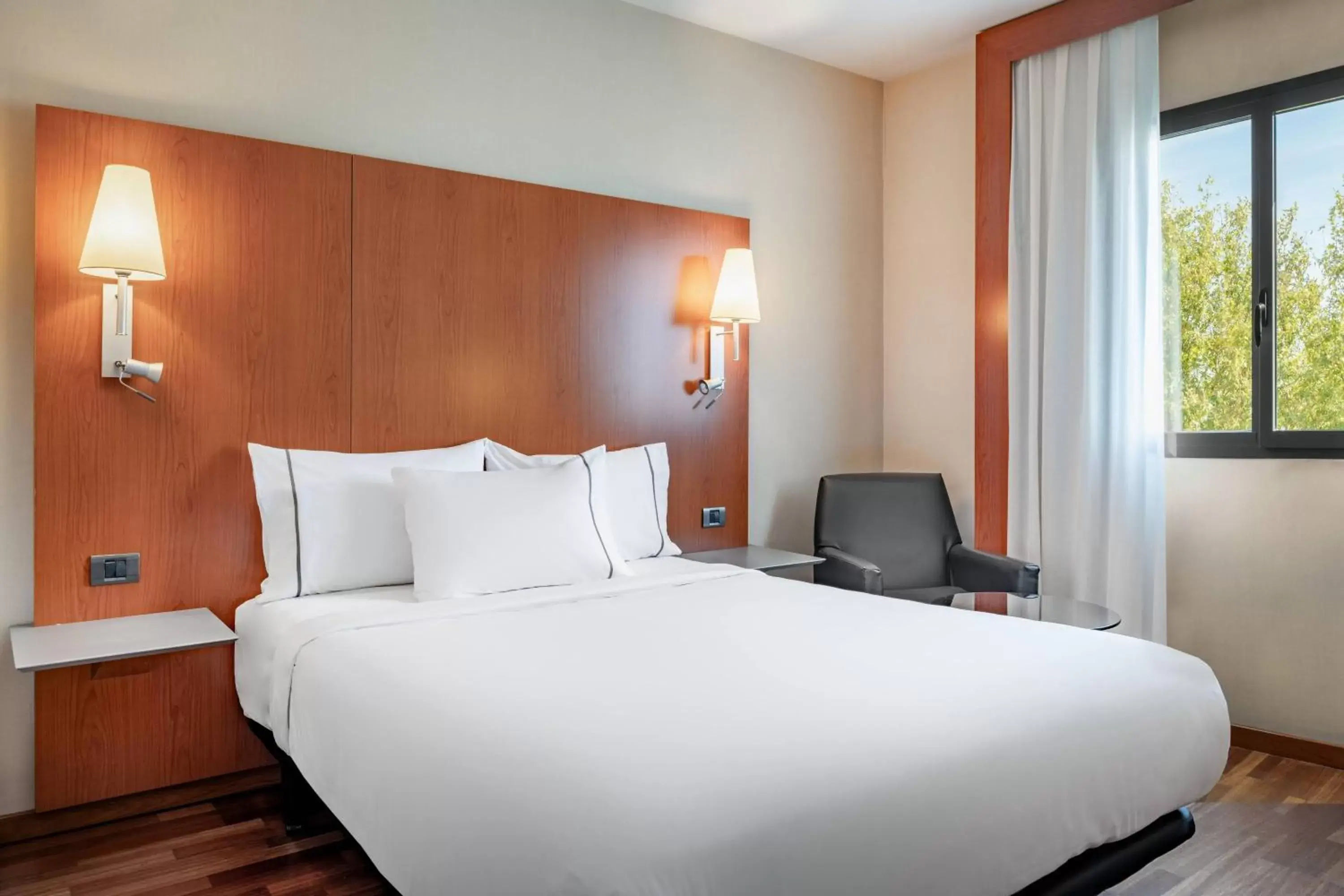 Photo of the whole room, Bed in AC Hotel Badajoz by Marriott