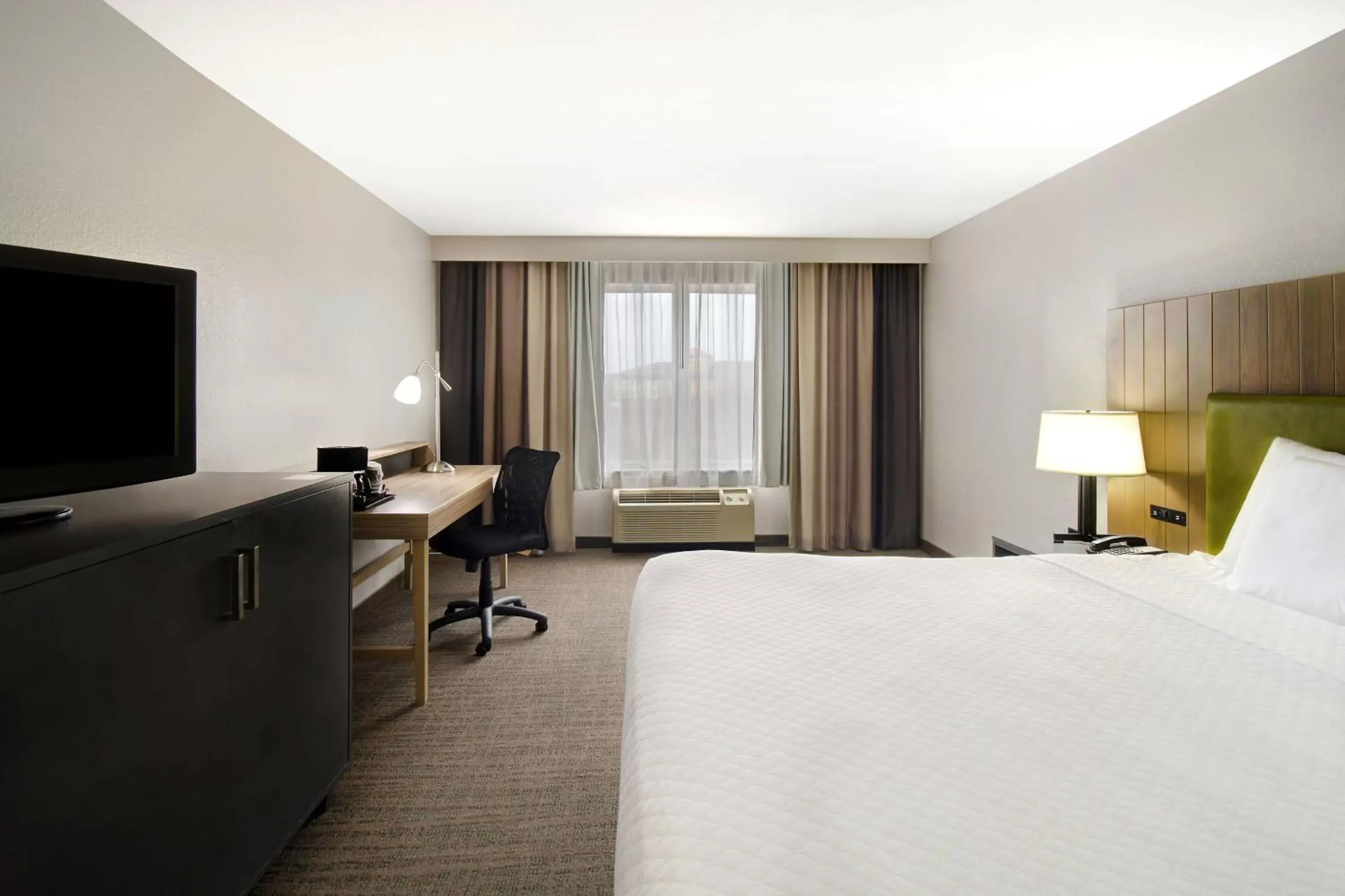 Bedroom, TV/Entertainment Center in Country Inn & Suites by Radisson, Cincinnati Airport, KY