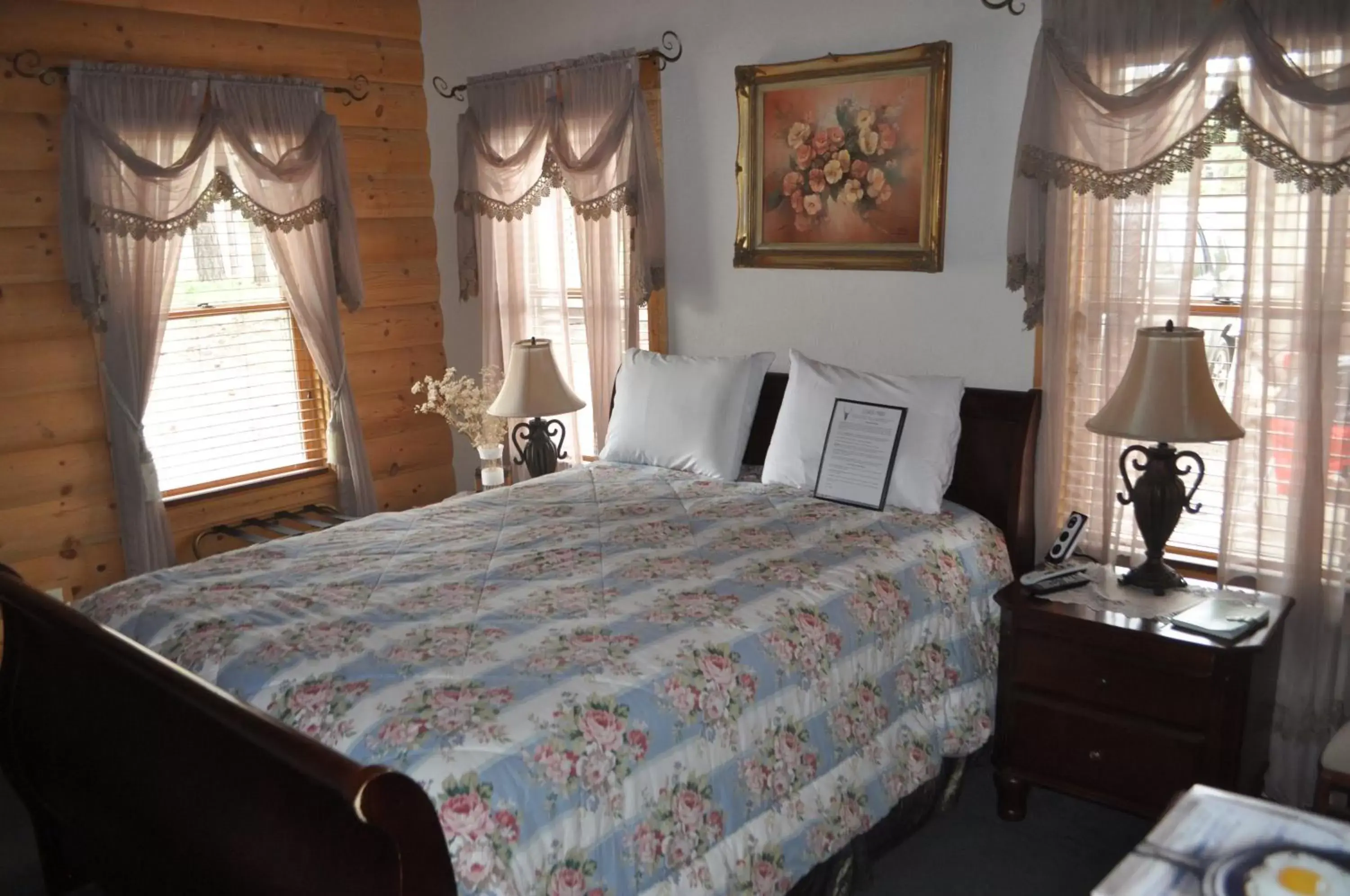 Photo of the whole room, Bed in Elkwood Manor Bed & Breakfast