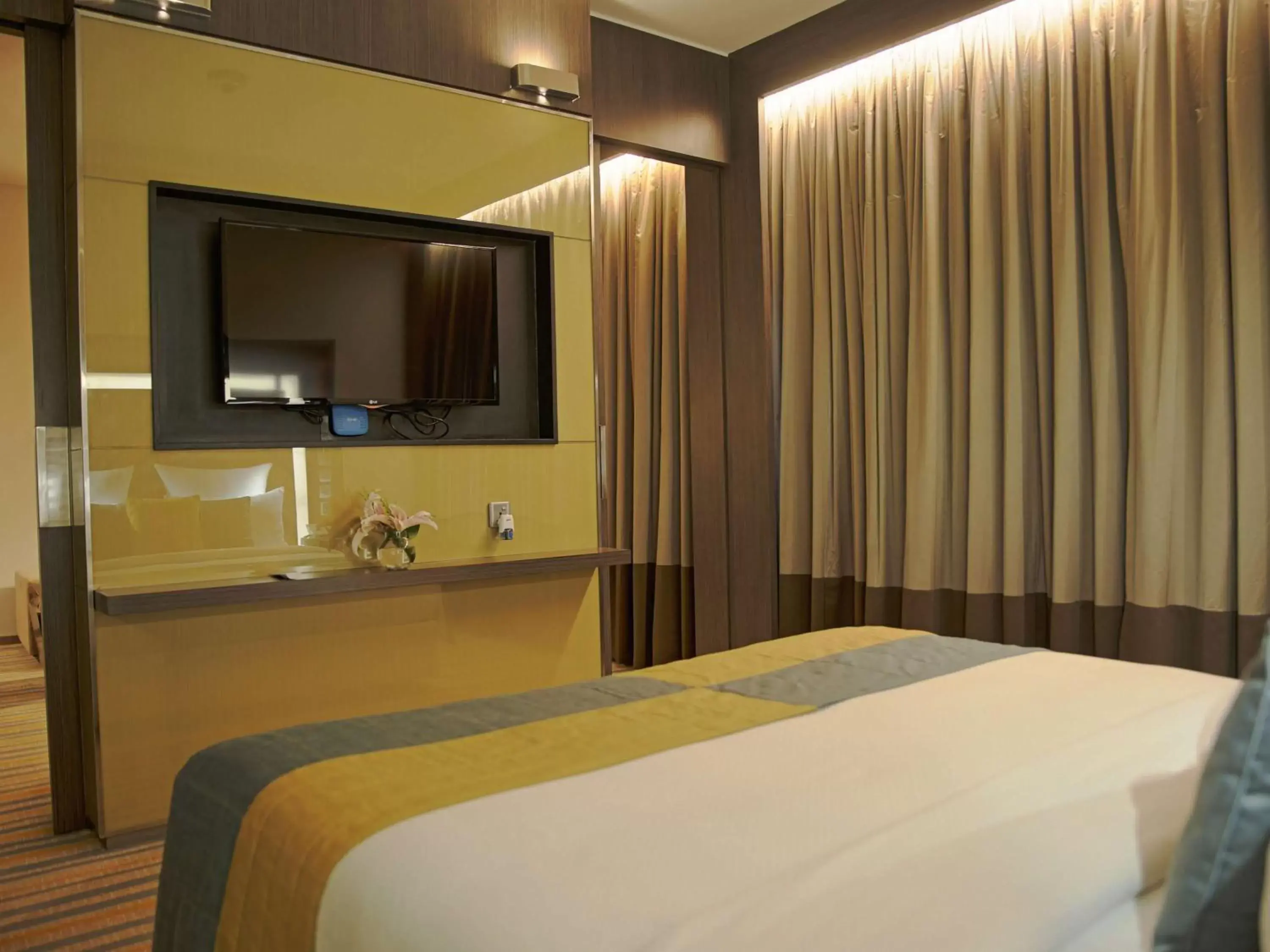 Photo of the whole room, Bed in Novotel Kolkata Hotel and Residences