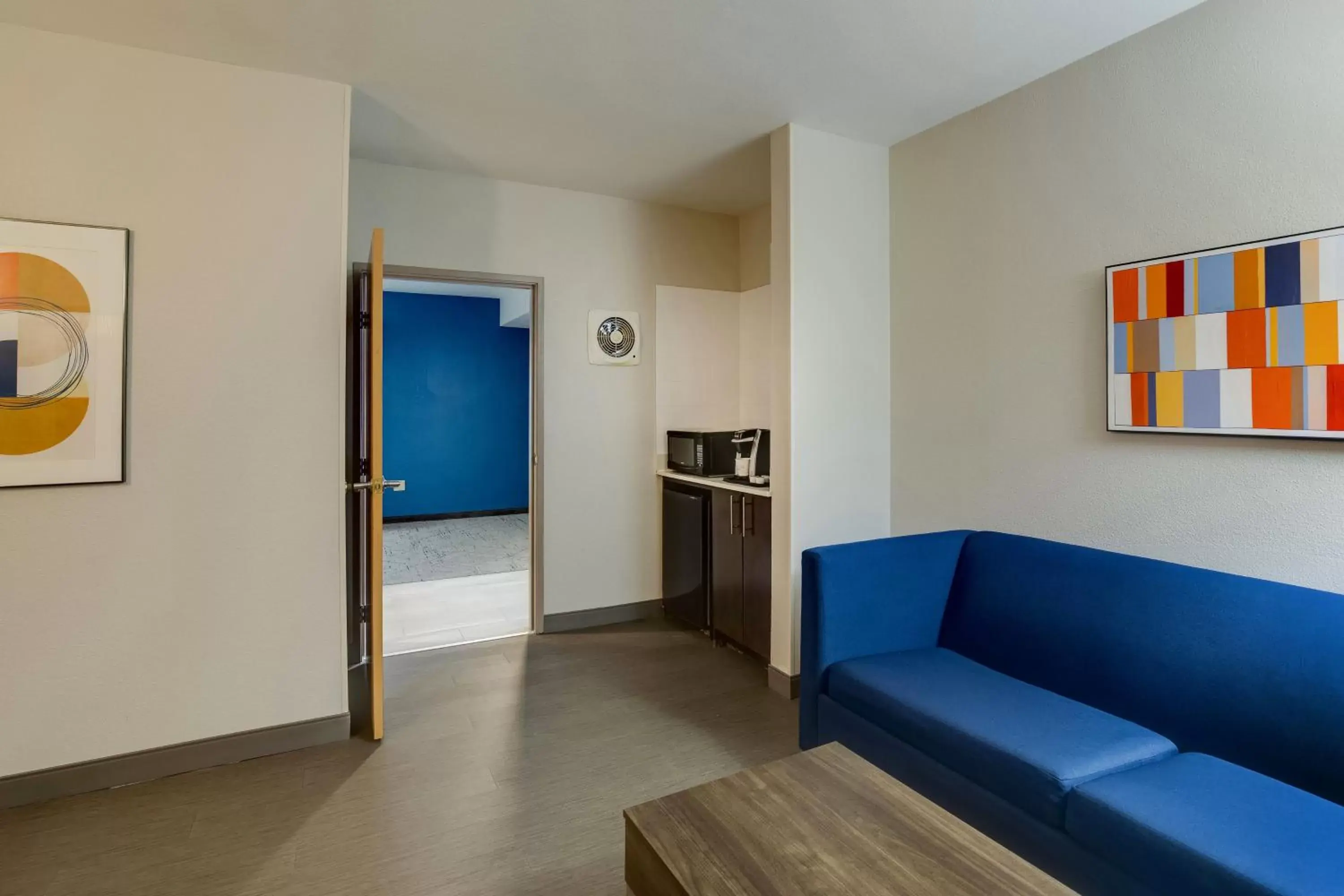 Photo of the whole room, Seating Area in Holiday Inn Express I-95 Capitol Beltway - Largo, an IHG Hotel