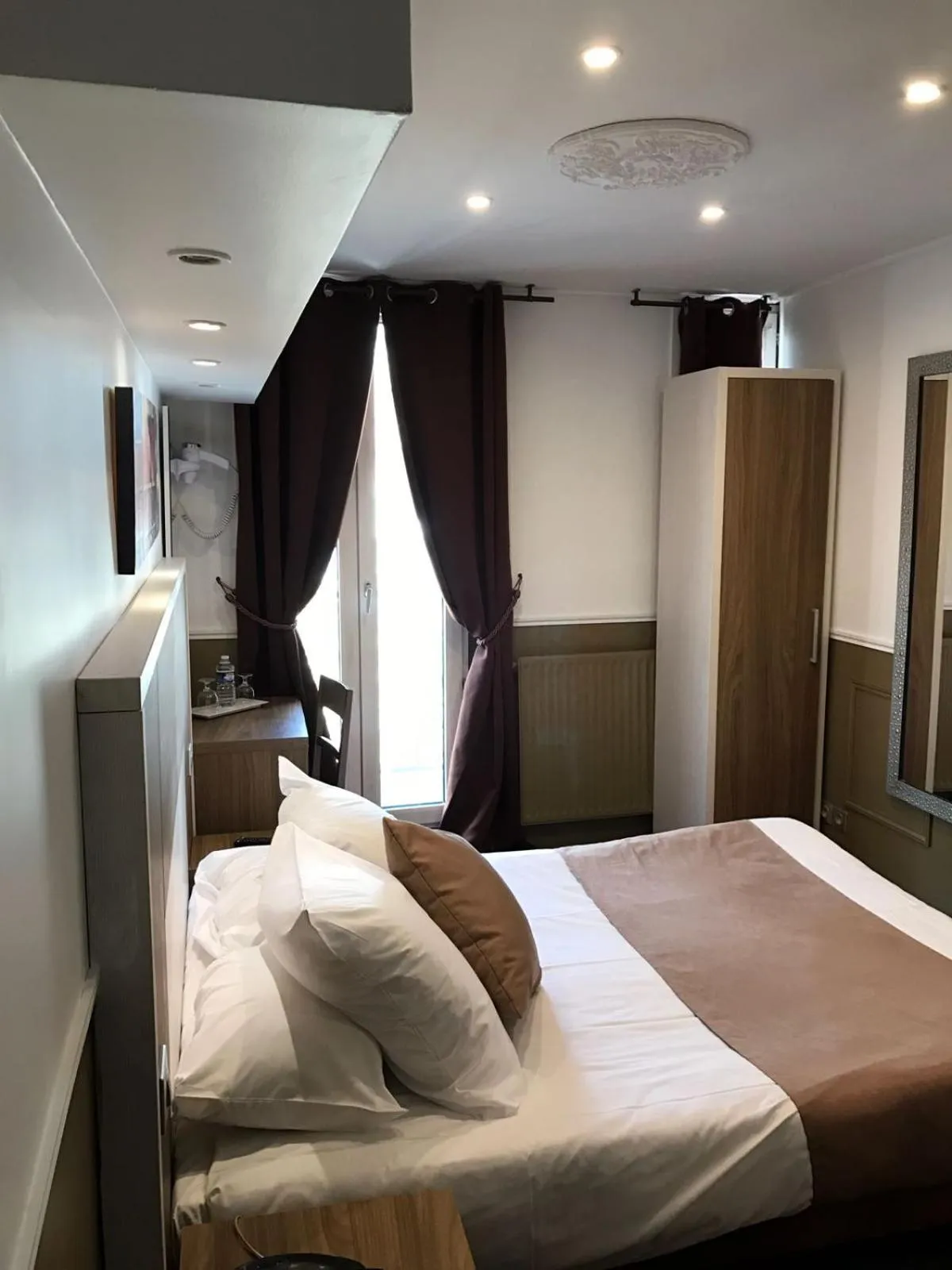 Bed in Grand Hotel Nouvel Opera