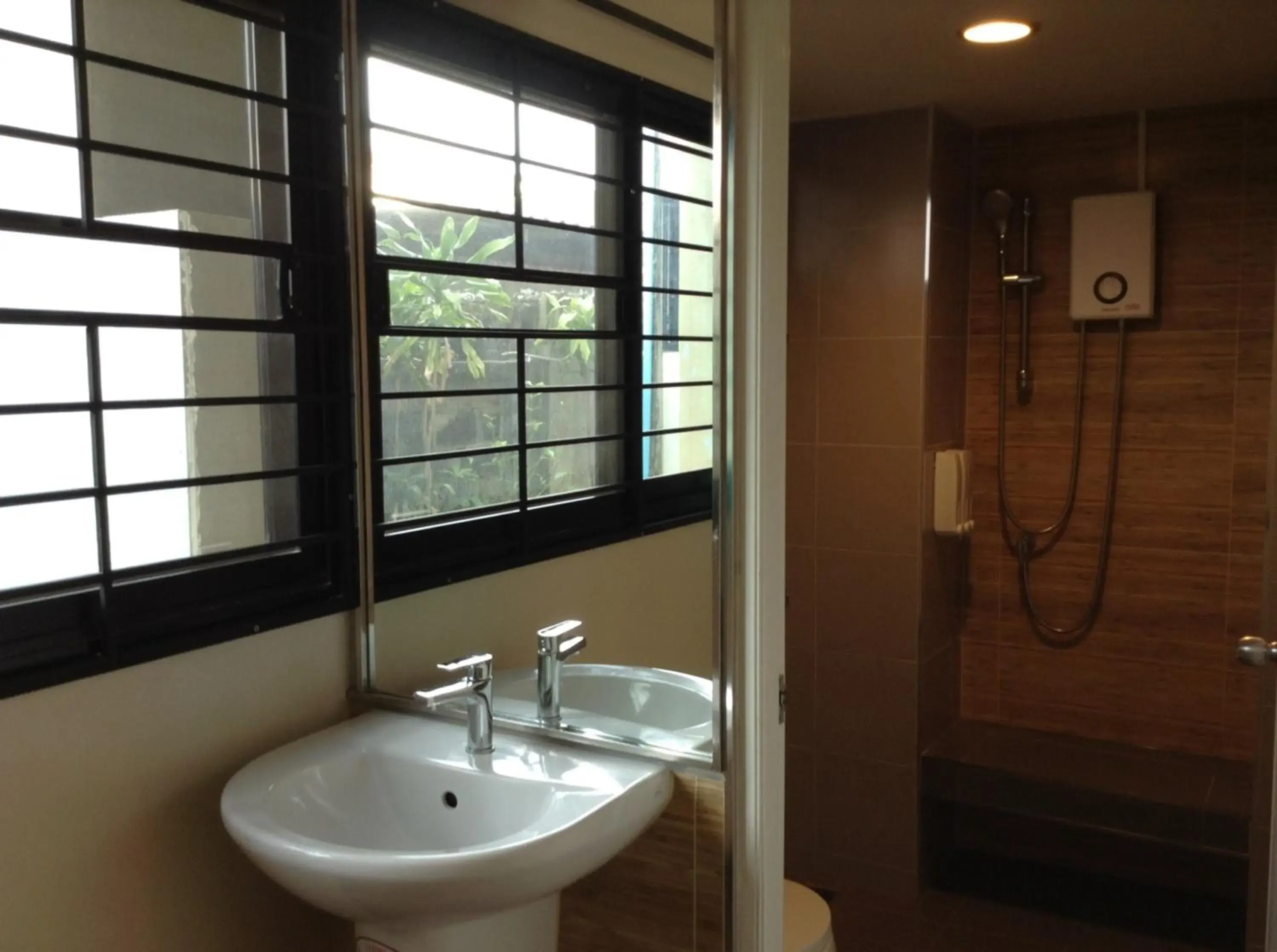 Photo of the whole room, Bathroom in Srisomthai Hotel