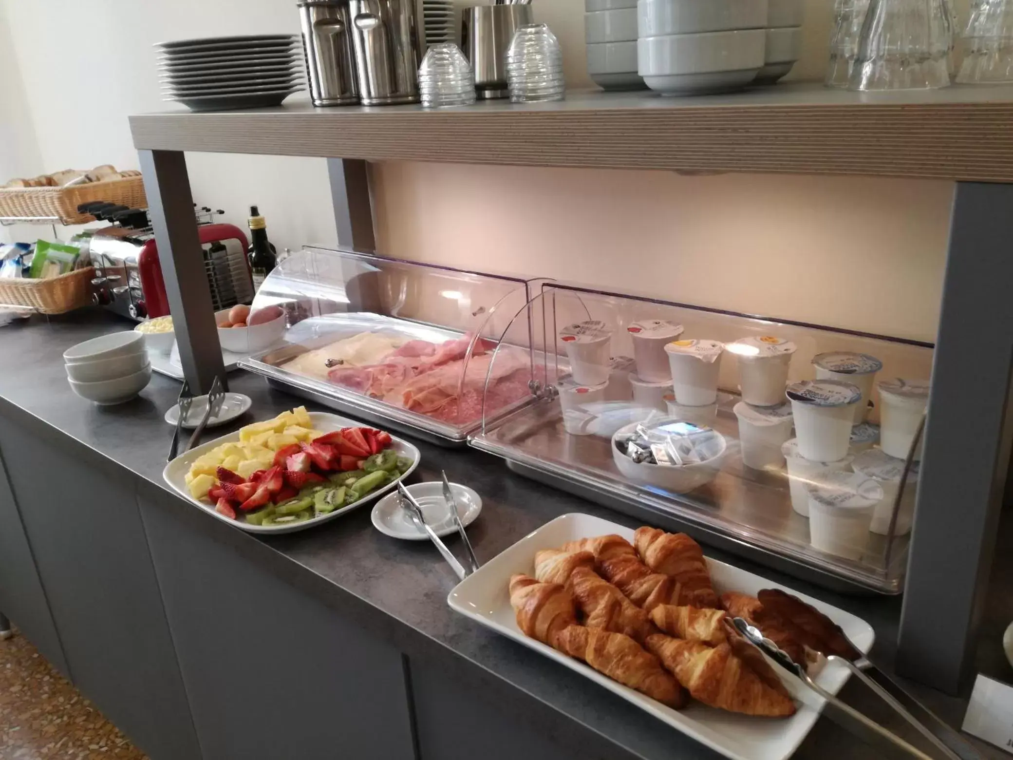 Breakfast, Food in Hotel Cairoli