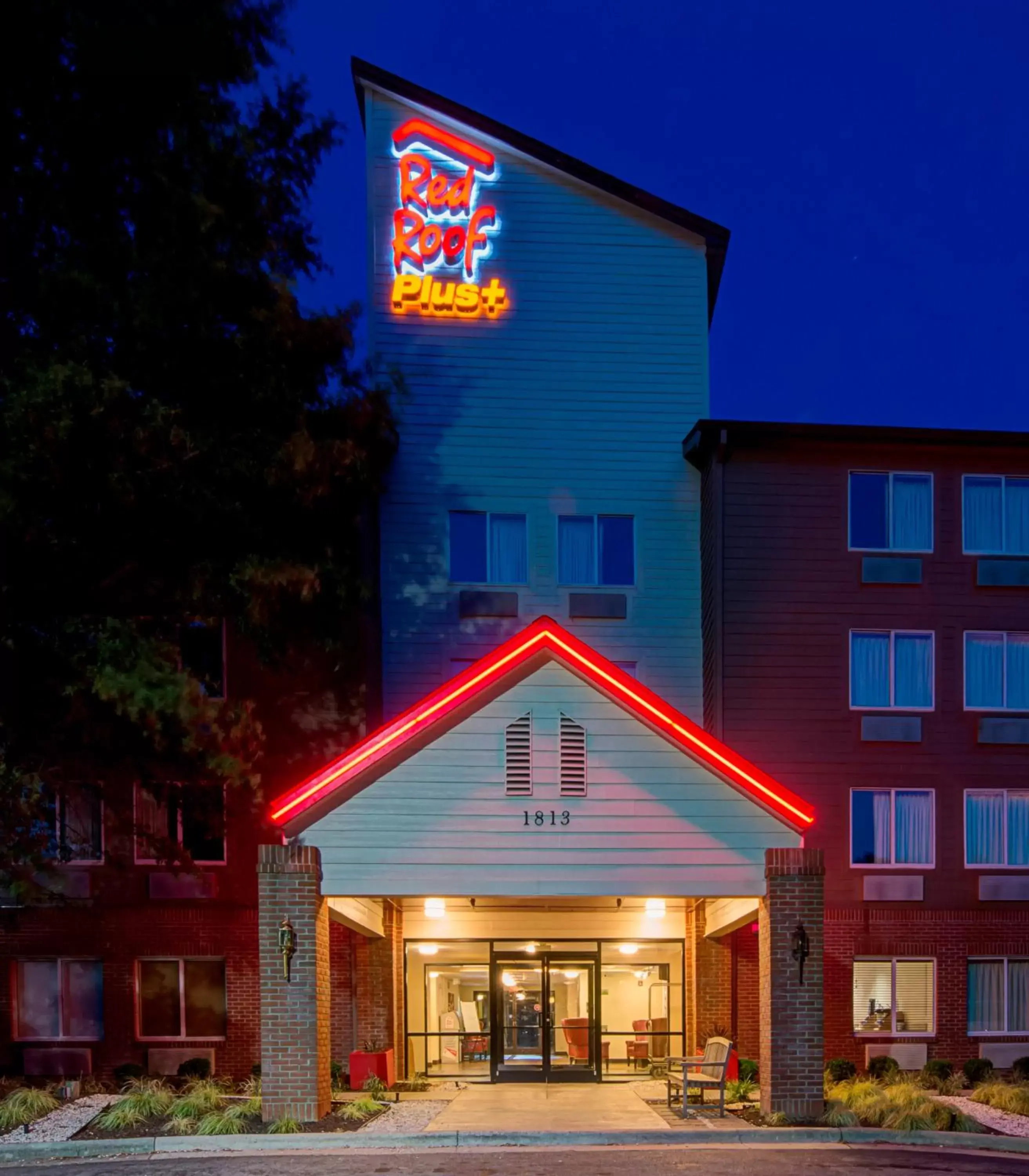 Property building in Red Roof Inn PLUS Raleigh Downtown NCSU Conv Center Property building in Red Roof Inn PLUS Raleigh Downtown NCSU Conv Center