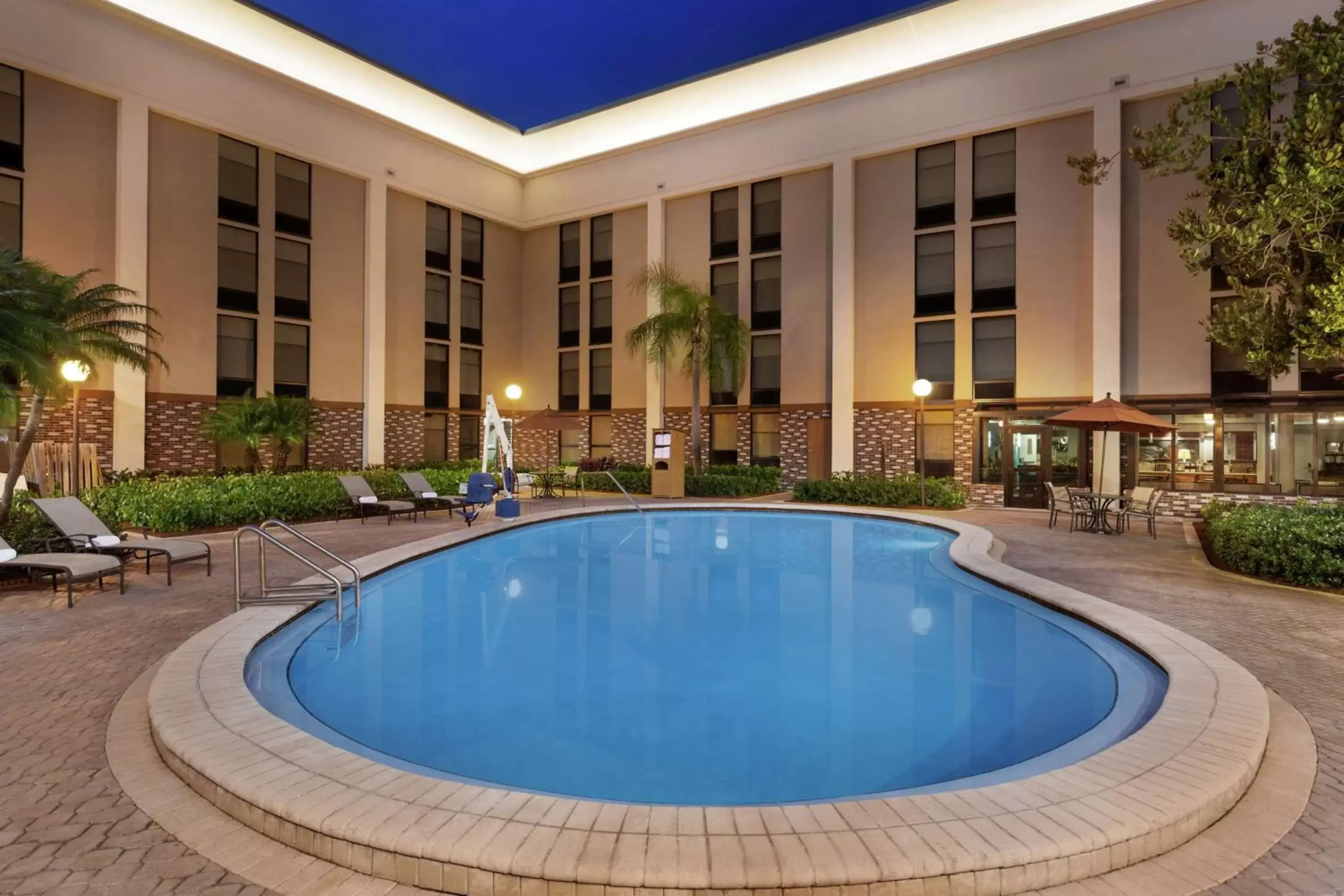 Property building, Swimming Pool in Hampton Inn Ft. Lauderdale-Cypress Creek