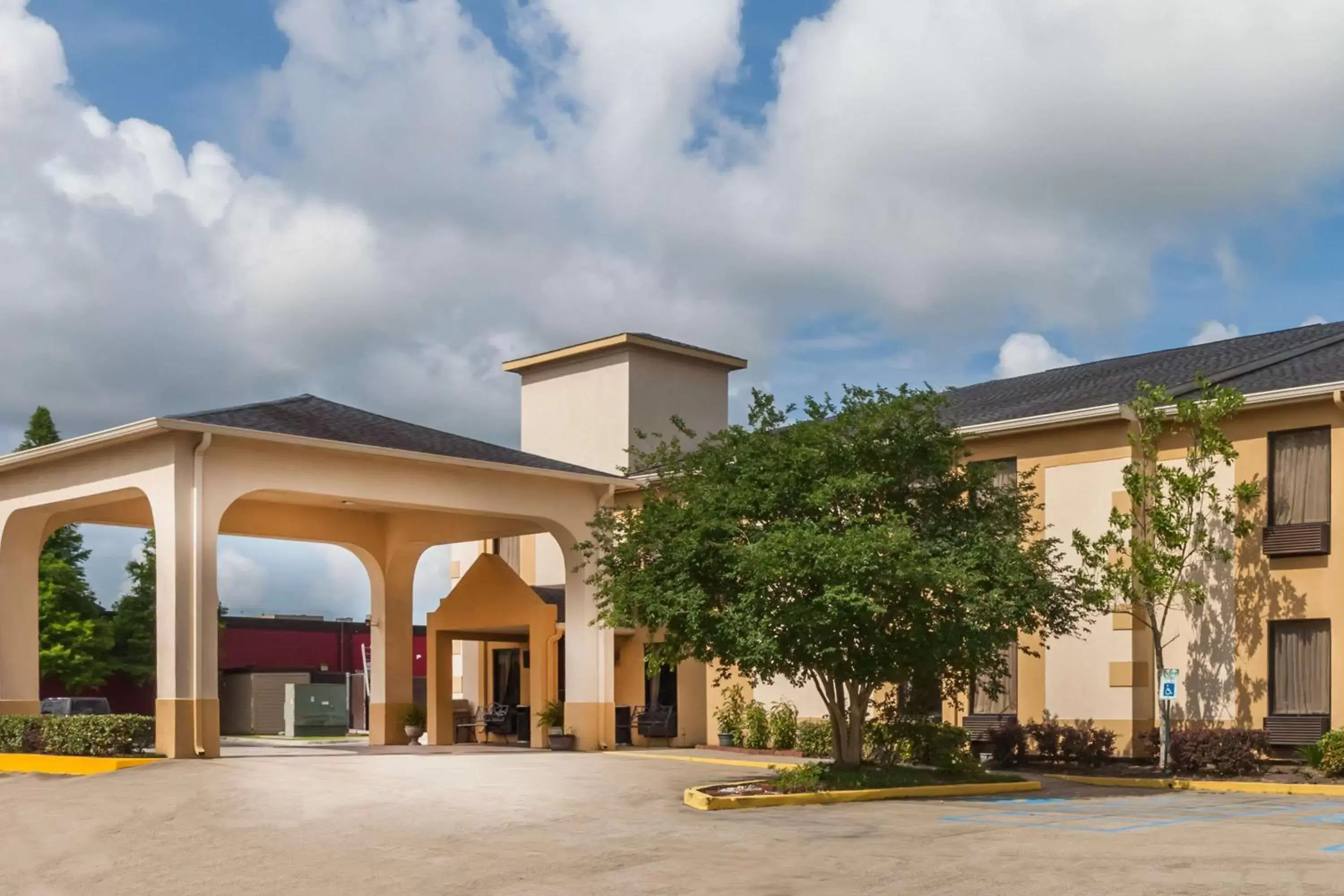 Property Building in Days Inn & Suites by Wyndham New Iberia