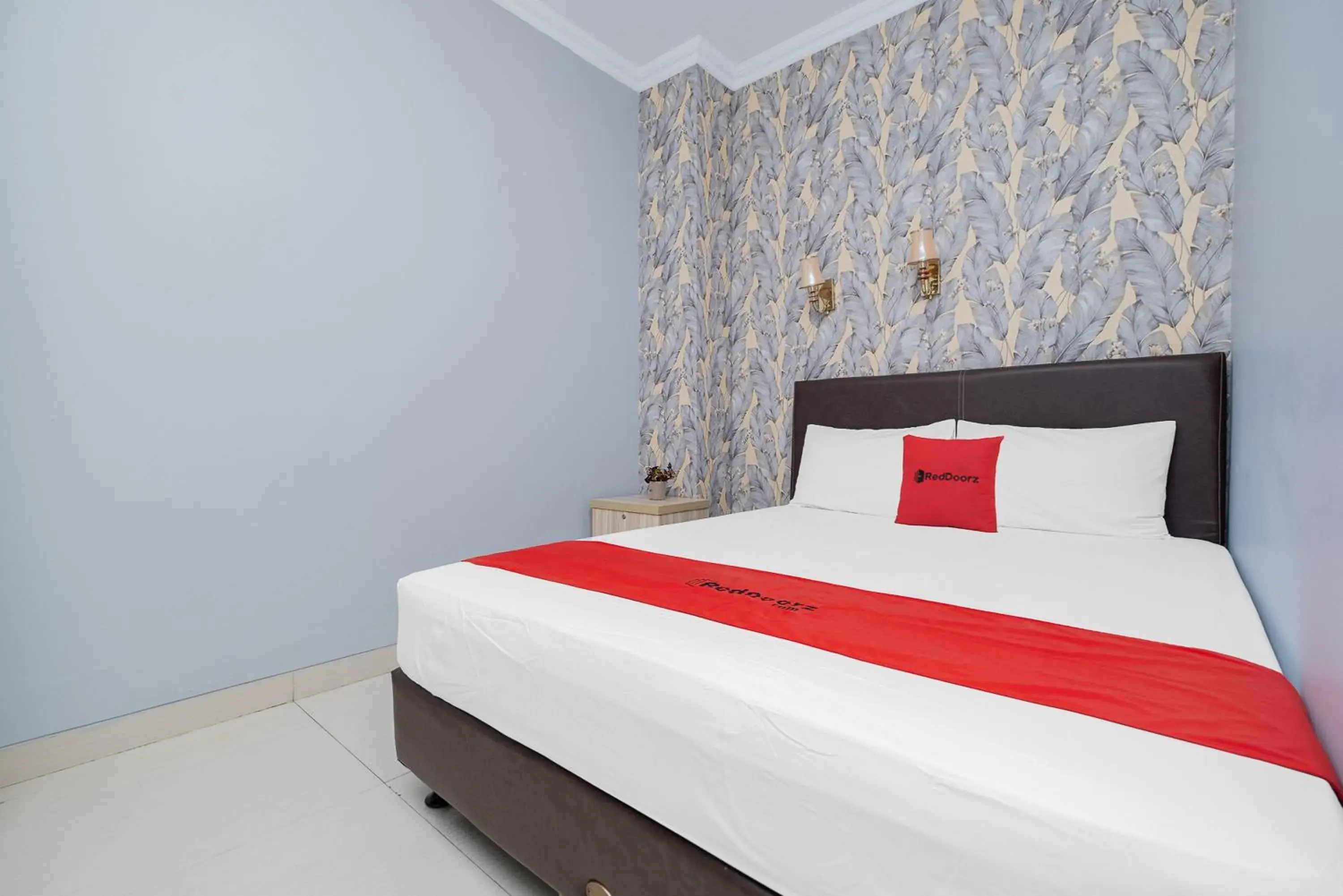 Bed in RedDoorz Plus @ Cideng Barat Bed in RedDoorz Plus @ Cideng Barat