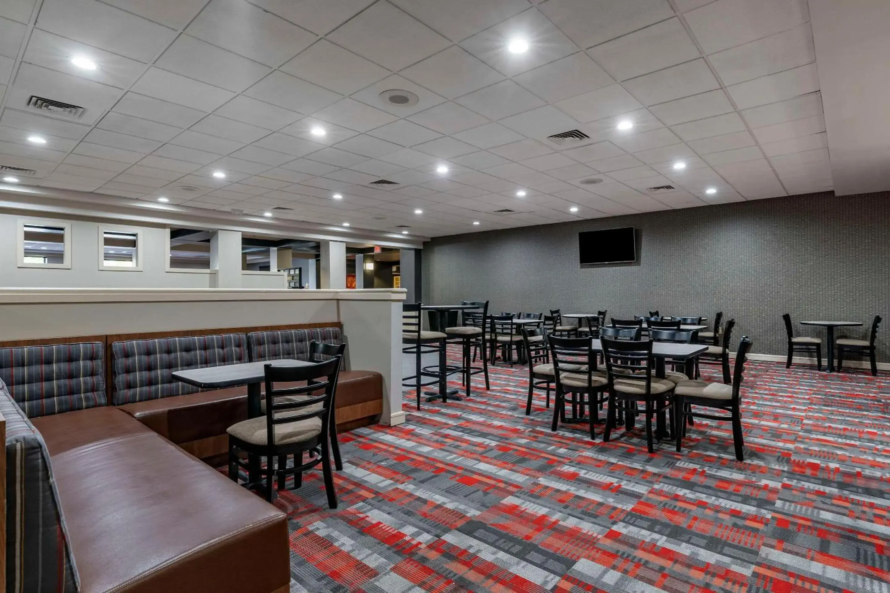 Communal lounge/ TV room, Restaurant/Places to Eat in MainStay Suites Lexington I-75