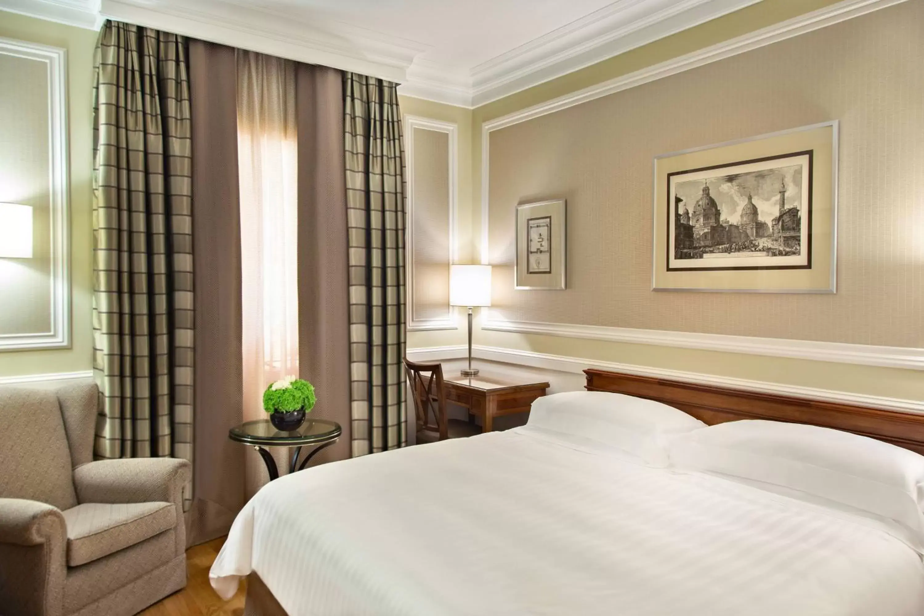 Photo of the whole room, Bed in Rome Marriott Grand Hotel Flora