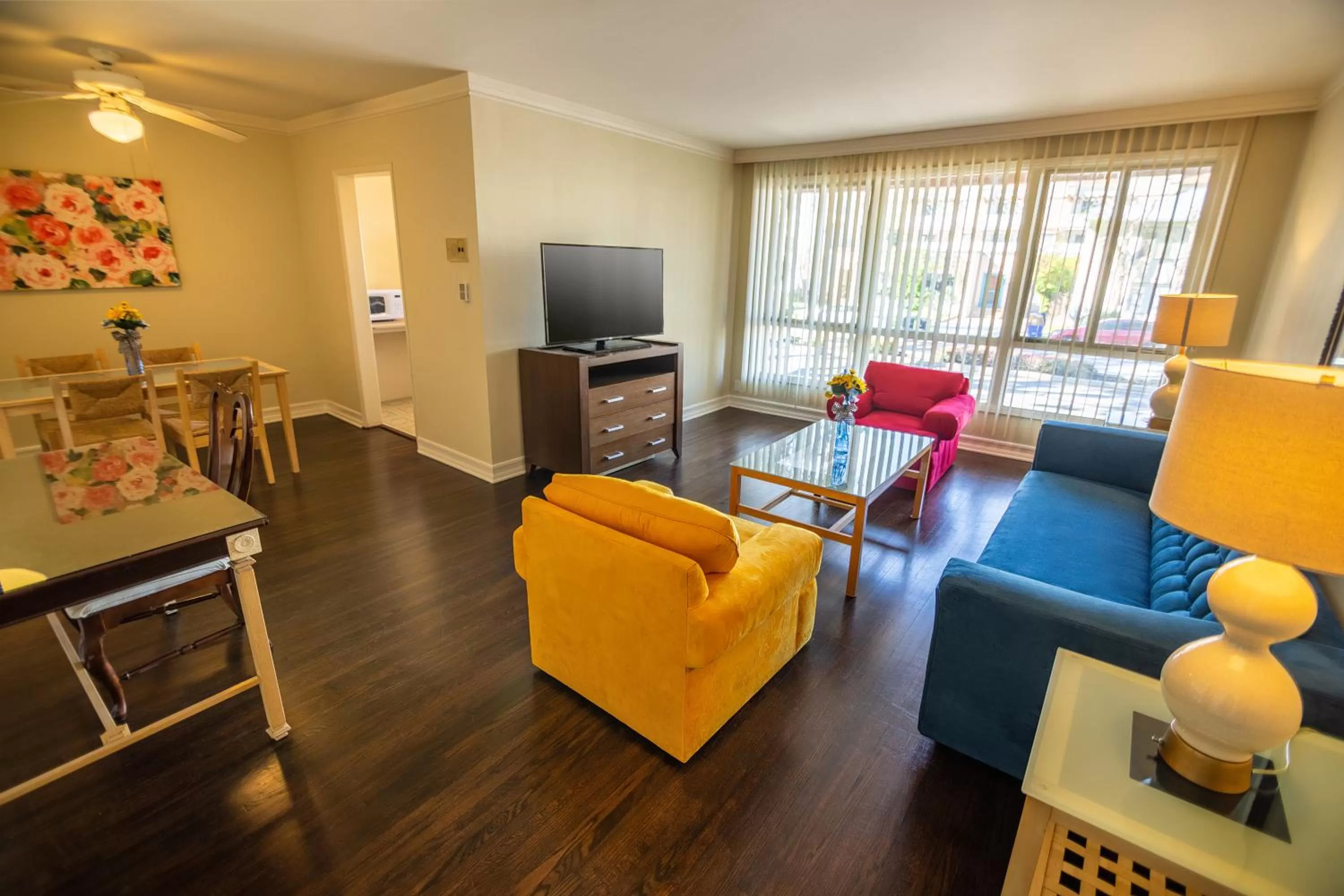 TV and multimedia in Cal Mar Hotel Suites