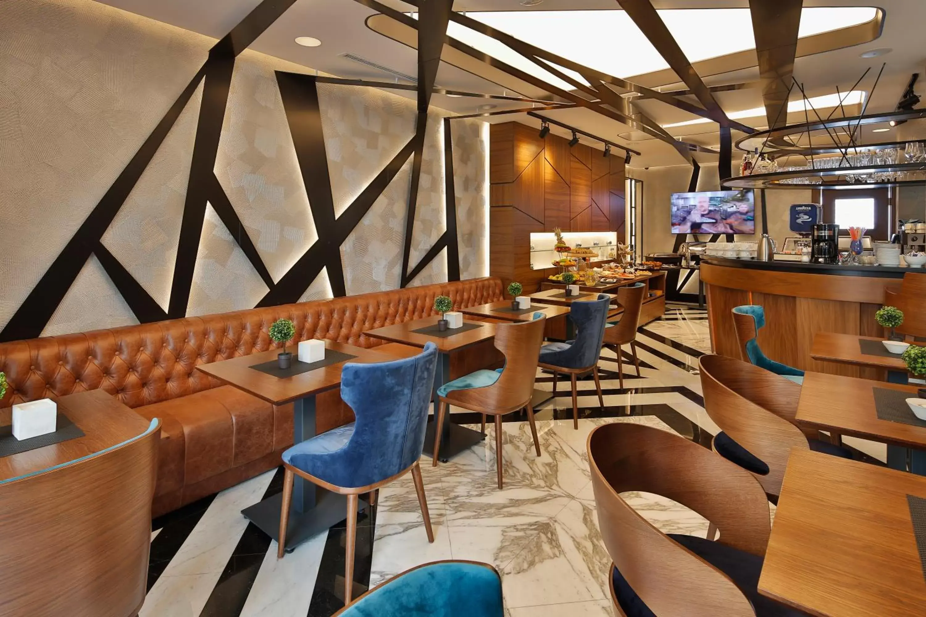 Lounge or bar, Restaurant/Places to Eat in Sky Hotel