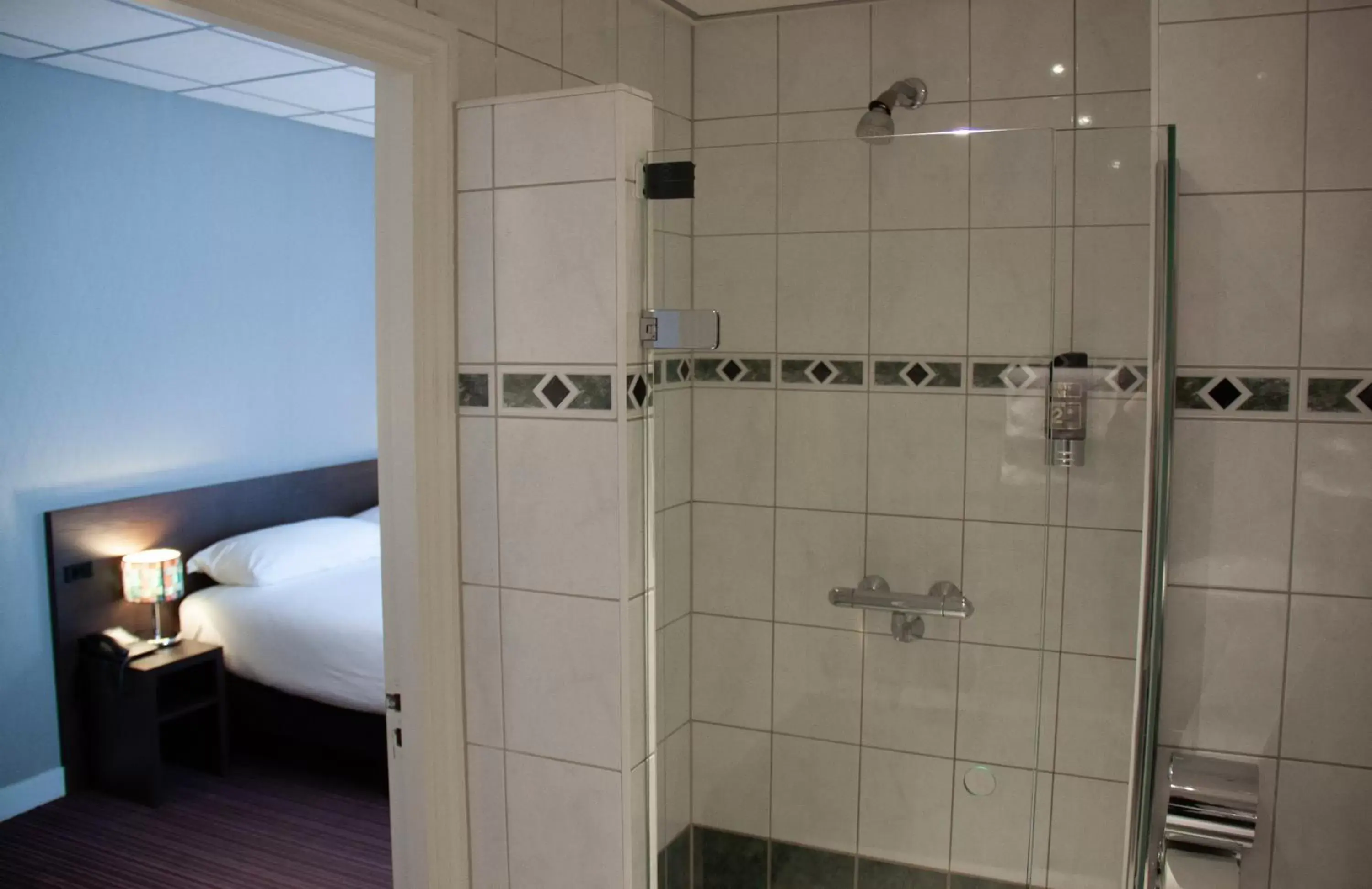 Shower, Bathroom in Hotel Luxer
