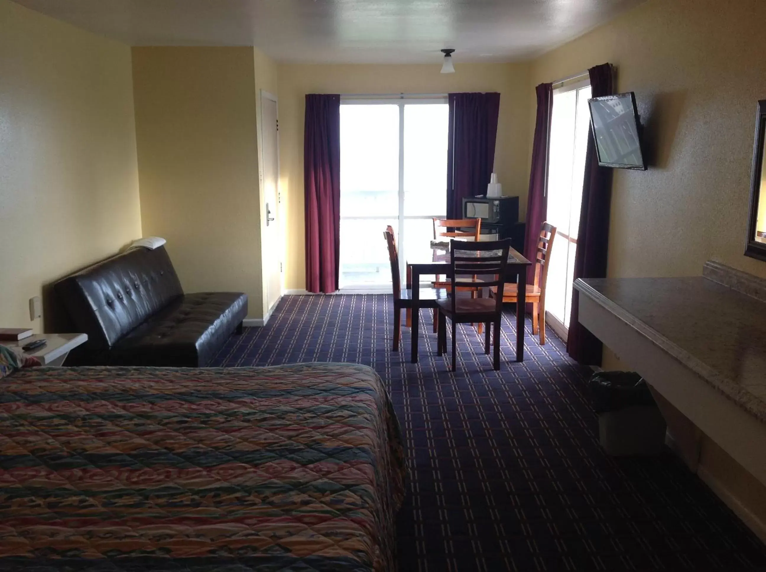 Photo of the whole room, Seating Area in Sea Shell Inn Motel