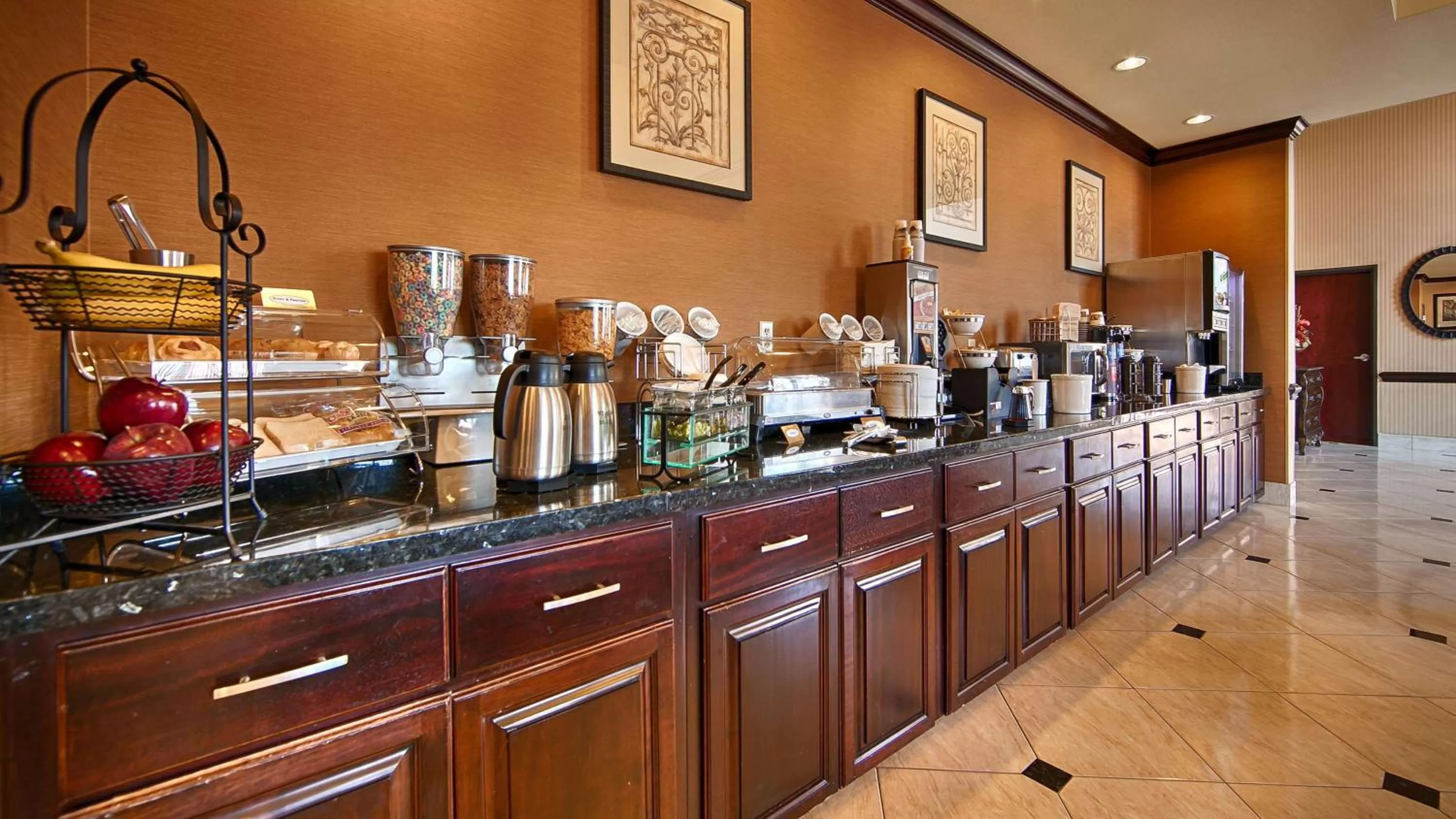 Breakfast in Best Western Orange Inn & Suites