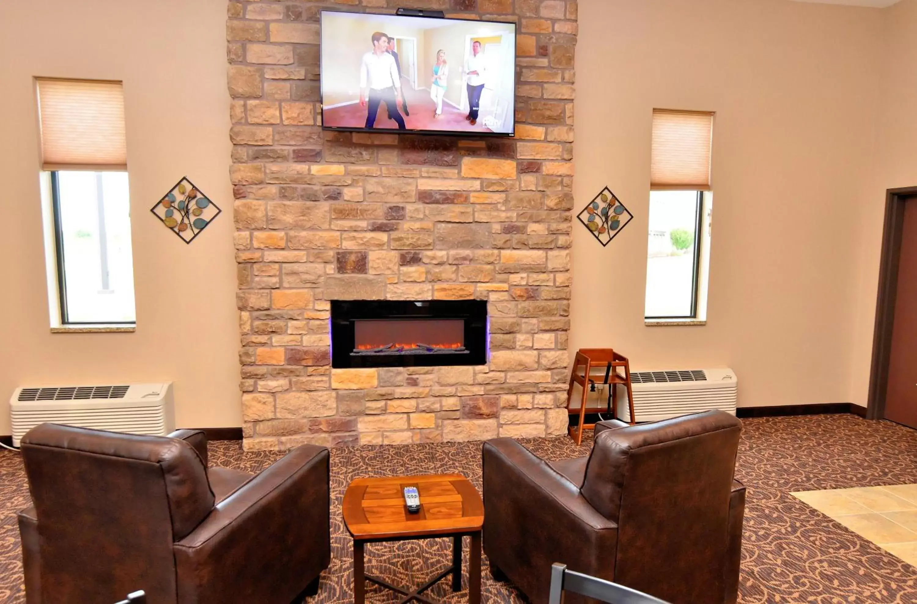 Living room, Lounge/Bar in Cobblestone Inn & Suites - Monticello