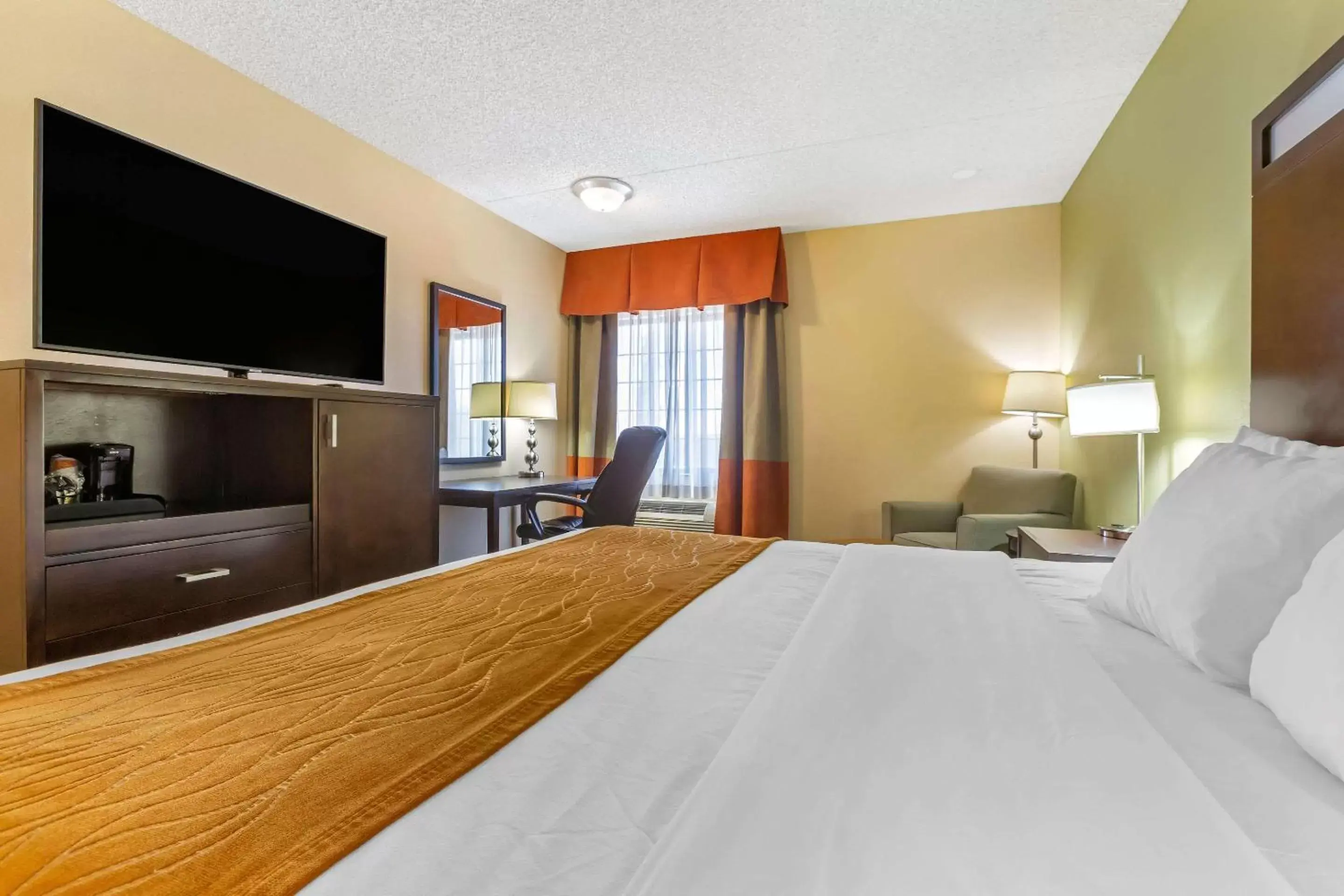 Photo of the whole room, TV/Entertainment Center in Comfort Inn Chandler - Phoenix South I-10