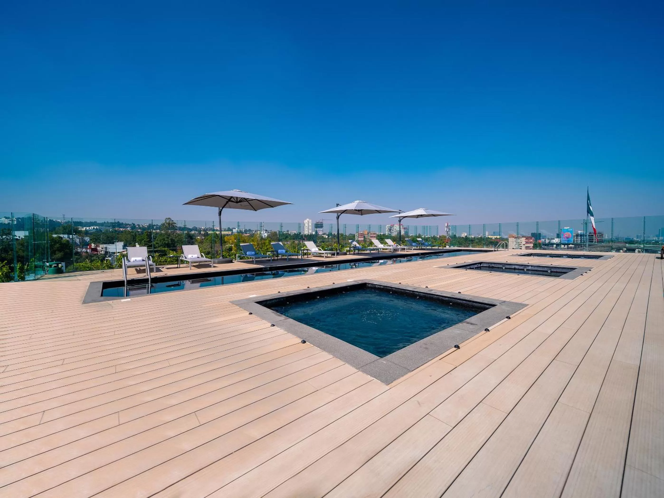 Swimming pool in Galeria Plaza San Jeronimo